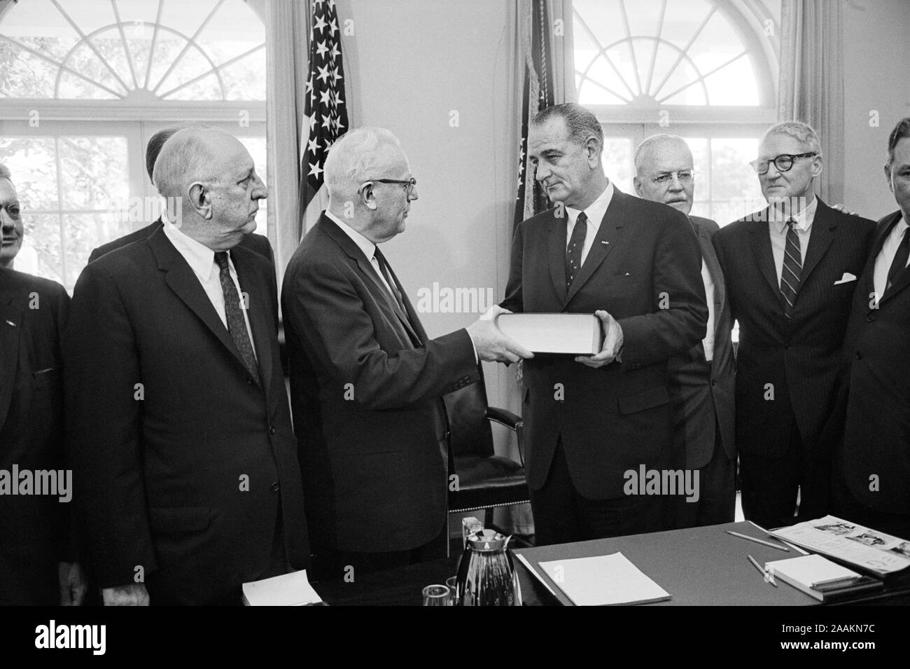 Commission Warren présente son rapport au président américain Lyndon Johnson, Maison Blanche, Washington, D.C., USA, Photo de Marion S., Trikosko 24 Septembre 1964 Banque D'Images