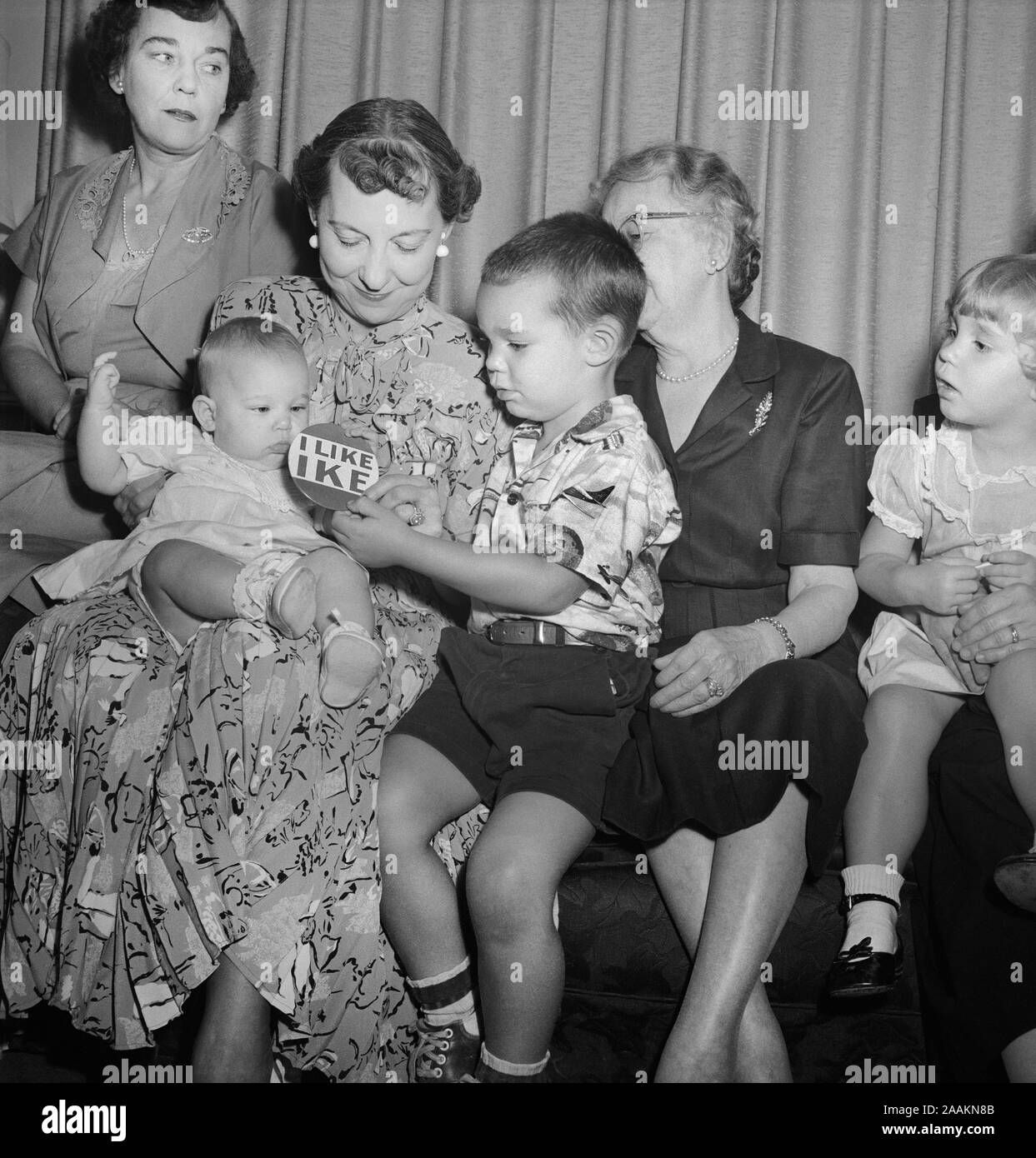 Mamie Eisenhower avec les petits-enfants, de la Convention Nationale Républicaine, International Amphitheatre, Chicago, Illinois, USA, photo de Thomas J. O'Halloran, Juillet 1952 Banque D'Images