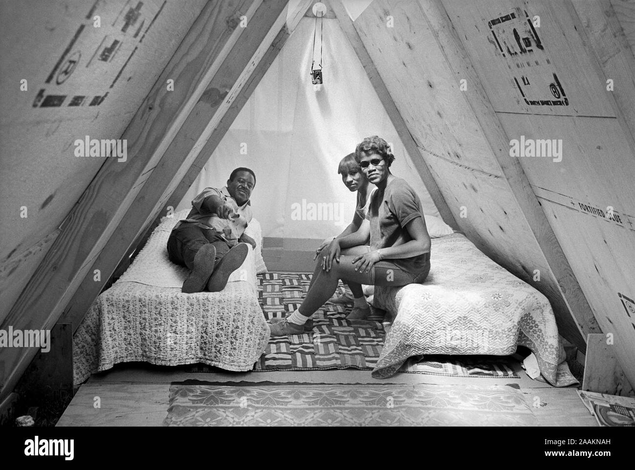 African American Family en logement temporaire, la Résurrection City, Washington, D.C., USA, Photo de Marion S., Trikosko 22 Mai, 1968 Banque D'Images African American Family en logement temporaire, la Résurrection City, Washington, D.C., USA, Photo de Marion S., Trikosko 22 Mai, 1968 Banque D'Images