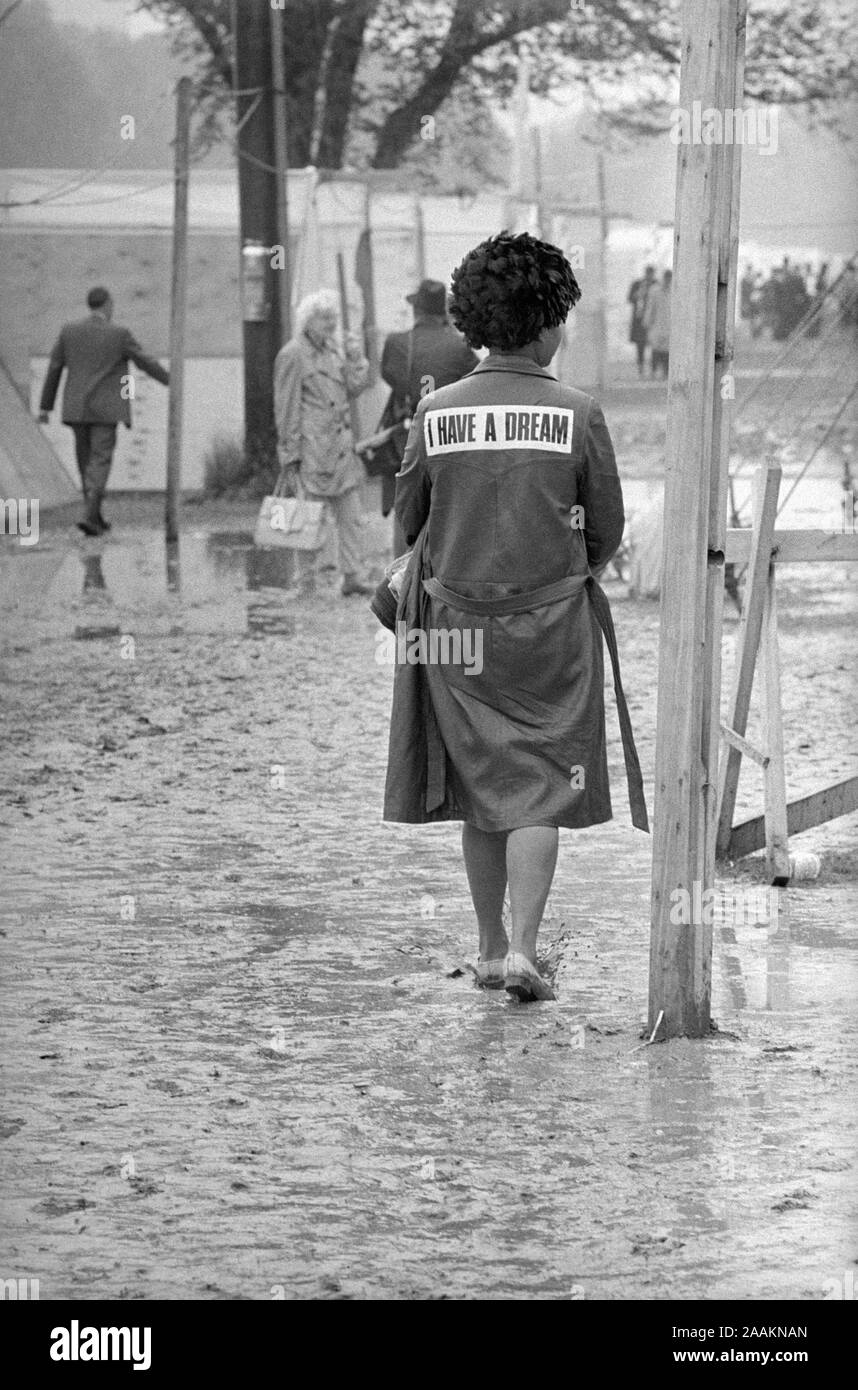 Vue arrière de l'Afro-Américain femme portant un 'I Have a Dream' Jacket marche à travers la boue dans bidonville connu sous le nom de 'Résurrection', la ville de Washington, D.C., USA, photographe Thomas J. O'Halloran, Marion S., Trikosko 24 Mai, 1968 Banque D'Images Vue arrière de l'Afro-Américain femme portant un 'I Have a Dream' Jacket marche à travers la boue dans bidonville connu sous le nom de 'Résurrection', la ville de Washington, D.C., USA, photographe Thomas J. O'Halloran, Marion S., Trikosko 24 Mai, 1968 Banque D'Images