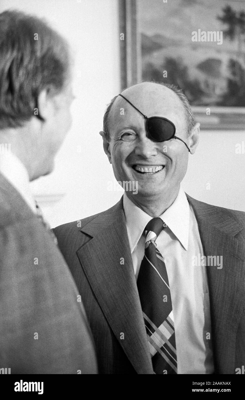 Le président américain Jimmy Carter avec Moshe Dayan, Ministre israélien des affaires étrangères, Maison Blanche, Washington, D.C., USA, Photo de Marion S. Trikosko, 19 Septembre, 1977 Banque D'Images