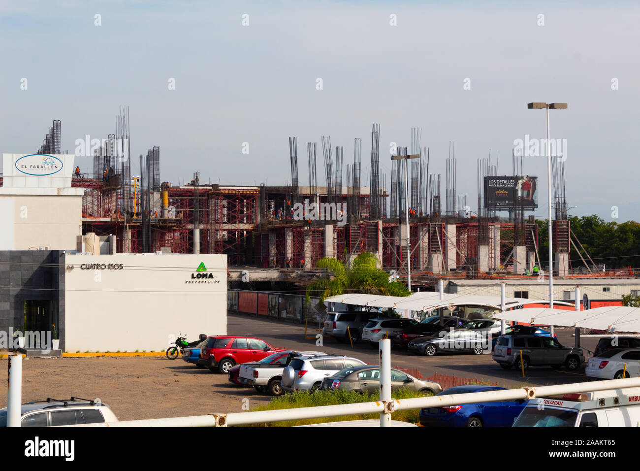 Culiacan, Sinaloa, Mexique - 05 novembre 2019 : les travaux de construction par de nombreux travailleurs mexicains montrant ce qu'est le travail d'équipe Banque D'Images