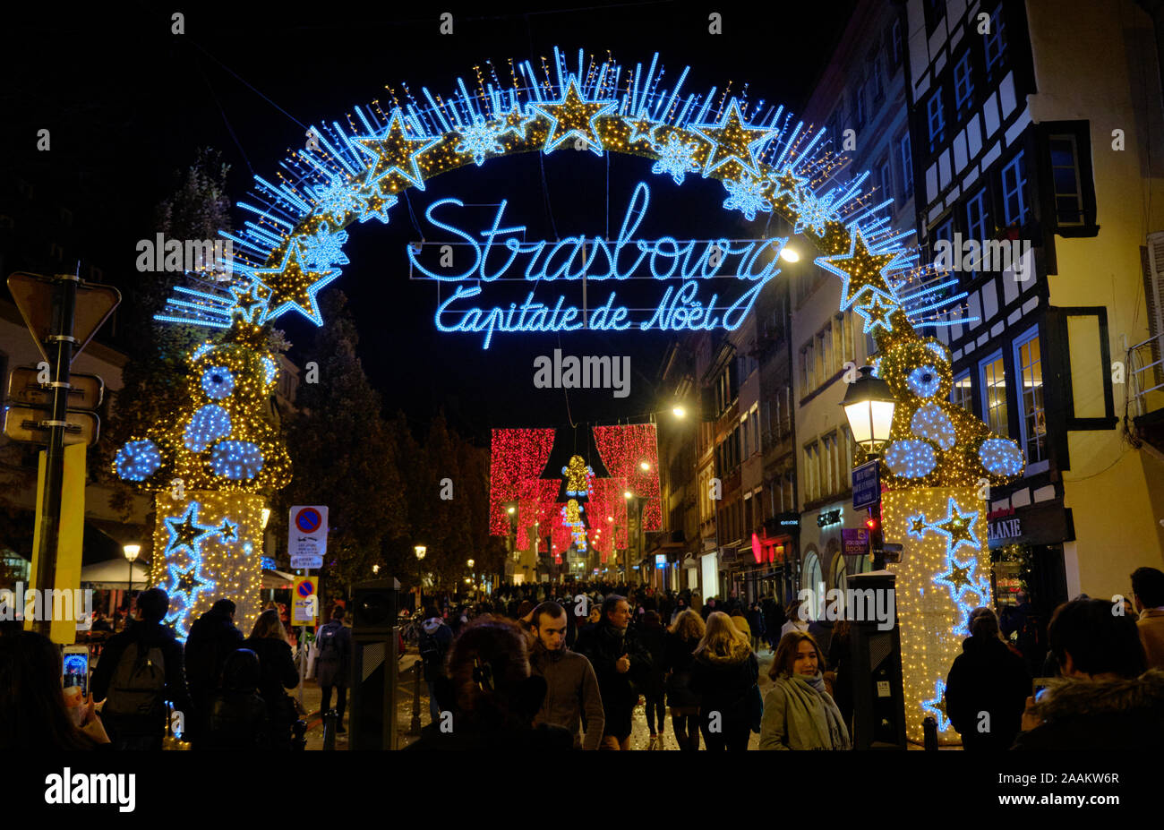 Strasbourg, France. 22 novembre 2019. Journée d'ouverture des marchés de Noël annuels de Strasbourg, l'un des plus anciens de toute l'Europe. L'exposition lumineuse à l'entrée de l'un des marchés mettant en valeur le marché de la capitale de Noël a commencé en 1570 en face de la cathédrale gothique avec seulement quelques stands. Aujourd'hui, plus de 300 étals de marché sont répartis dans toute la ville. Le marché restera ouvert jusqu'au 30 décembre Banque D'Images