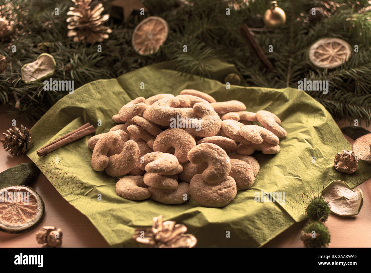 De délicieux biscuits de Noël en face d'un arrangement des branches de sapin Banque D'Images De délicieux biscuits de Noël en face d'un arrangement des branches de sapin Banque D'Images