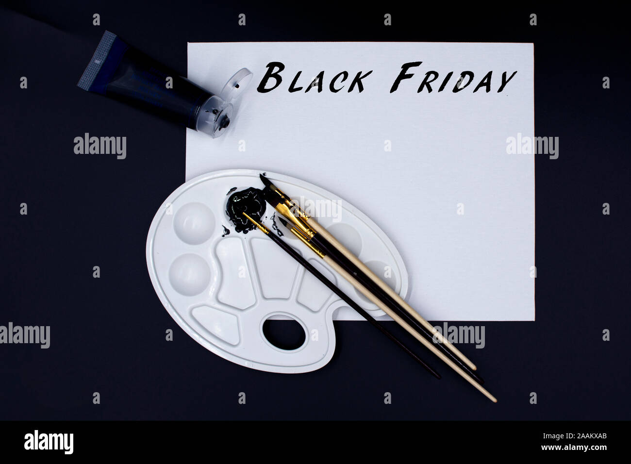 Peinture acrylique noire palette, pinceaux et toile avec le texte "vendredi noir" sur un fond noir Banque D'Images Peinture acrylique noire palette, pinceaux et toile avec le texte "vendredi noir" sur un fond noir Banque D'Images