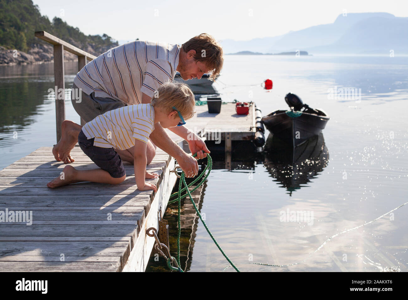 L'enseignement du père fils pour attacher au quai de bateau, la Norvège Banque D'Images