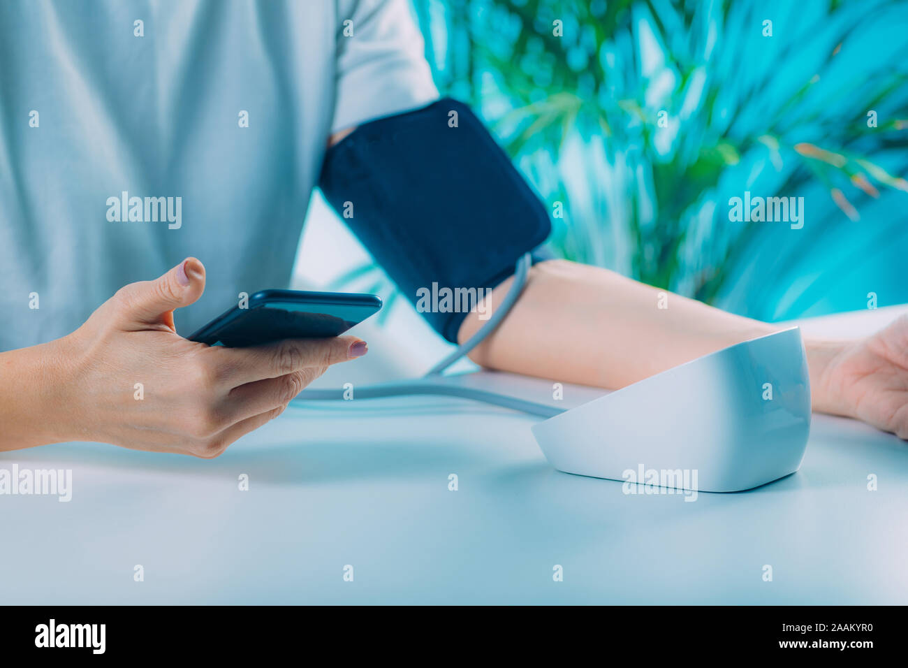 La santé mobile. La mesure de la pression artérielle et la saisie de données dans le téléphone intelligent. Banque D'Images