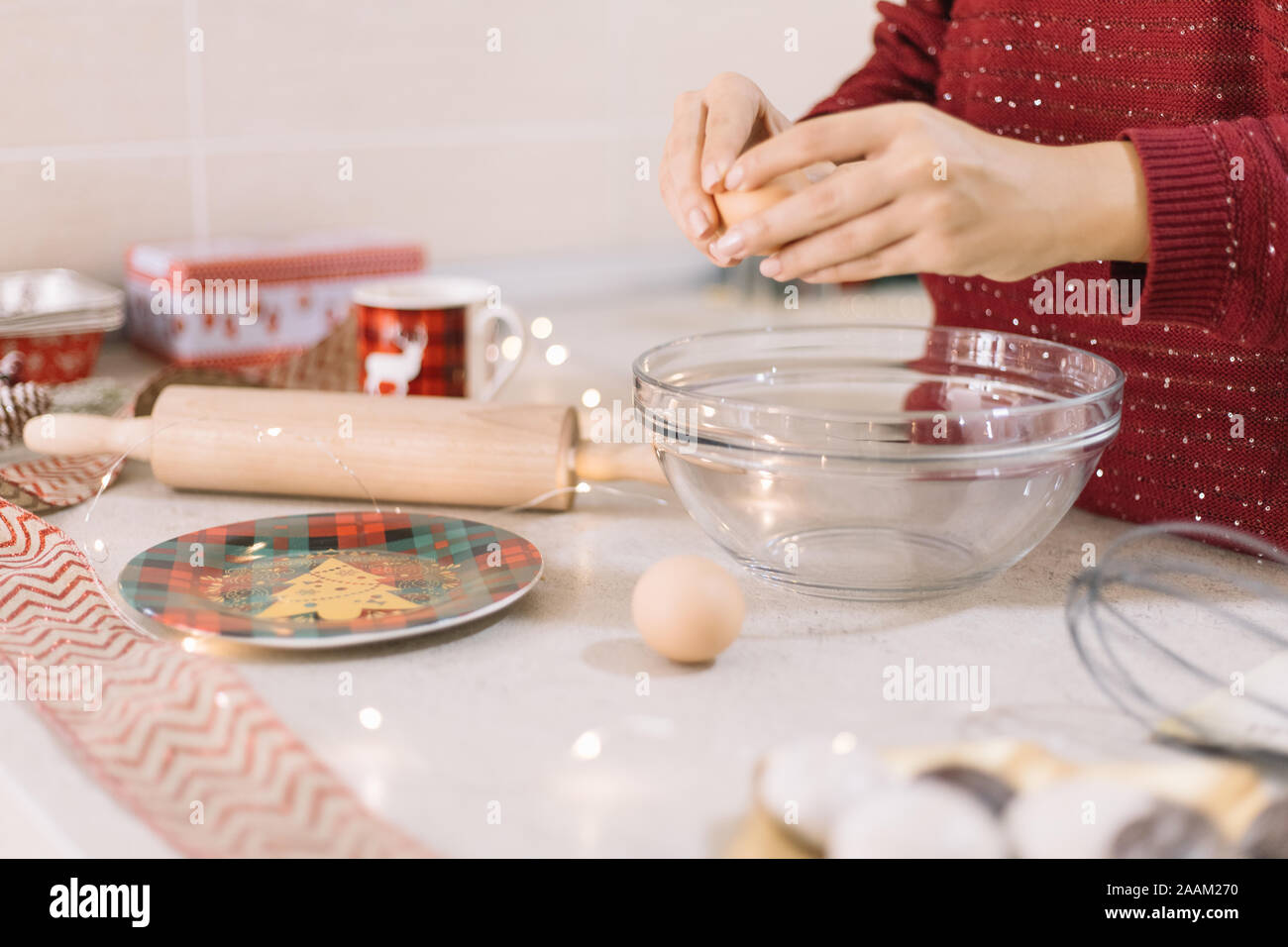 Fissuration femme oeuf dans un bol en verre Banque D'Images