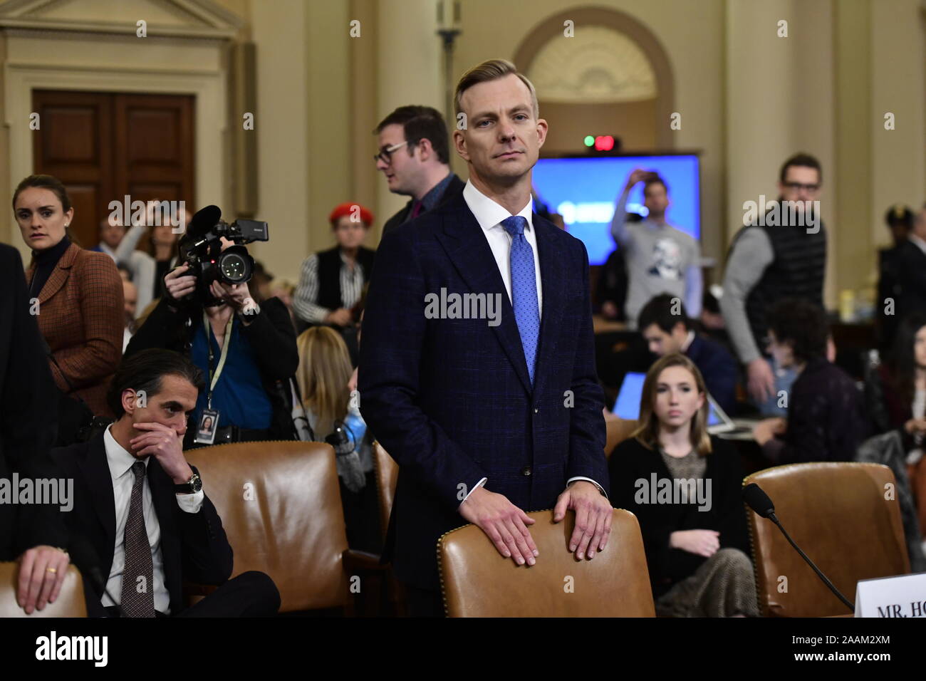 David A. Holmes, Conseiller Politique, Ambassade des États-Unis à Kiev, Ukraine, au nom de Département d'État, attend de continuer son témoignage au cours de l'US House Permanent Select Committee on Intelligence audience publique qu'ils enquêter sur la destitution du président américain Donald J. Trump sur la colline du Capitole à Washington, DC le jeudi 21 novembre 2019.Crédit : Ron Sachs/CNP (restriction : NO New York ou le New Jersey Journaux ou journaux dans un rayon de 75 km de la ville de New York) dans le monde entier d'utilisation | Banque D'Images