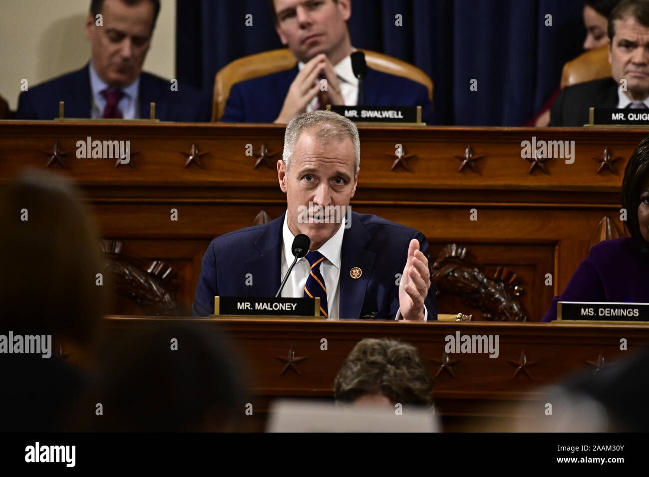 Représentant des États-Unis Sean Patrick Maloney (démocrate de New York) questions Le Dr Fiona Hill, ancien Directeur pour l'Europe et la Russie, le Conseil national de sécurité (NSC), et David A. Holmes, Conseiller Politique, Ambassade des États-Unis à Kiev, Ukraine, au nom de Département d'État, comme ils témoignent au cours de l'US House Permanent Select Committee on Intelligence audience publique qu'ils enquêter sur la destitution du président américain Donald J. Trump sur la colline du Capitole à Washington, DC le jeudi 21 novembre 2019.Crédit : Ron Sachs/CNP (restriction : NO New York ou le New Jersey Journaux o Banque D'Images