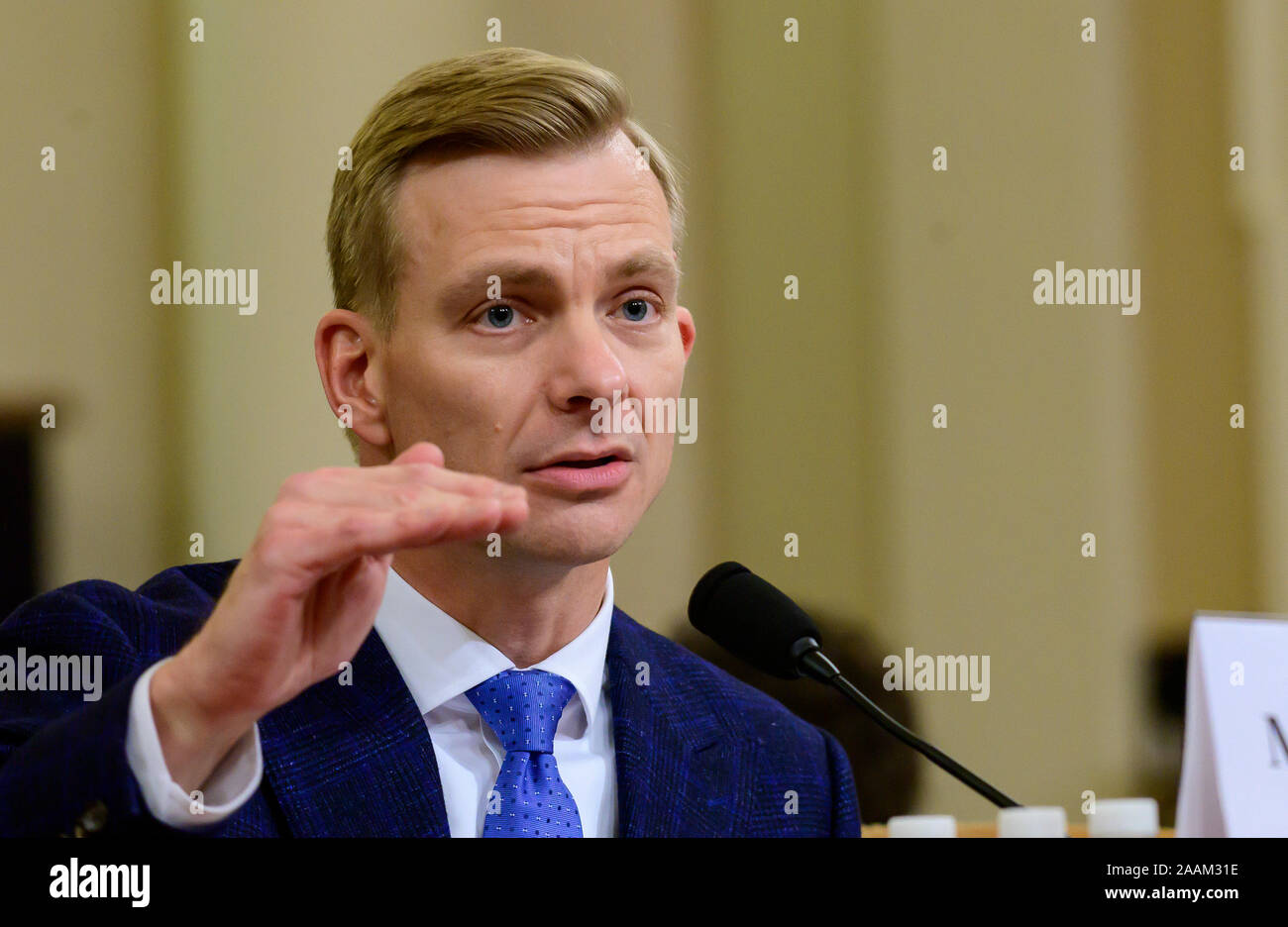 David A. Holmes, Conseiller Politique, Ambassade des États-Unis à Kiev, Ukraine, au nom de Département d'État, témoigne au cours de l'US House Permanent Select Committee on Intelligence audience publique qu'ils enquêter sur la destitution du président américain Donald J. Trump sur la colline du Capitole à Washington, DC le jeudi 21 novembre 2019.Crédit : Ron Sachs/CNP (restriction : NO New York ou le New Jersey Journaux ou journaux dans un rayon de 75 km de la ville de New York) dans le monde entier d'utilisation | Banque D'Images