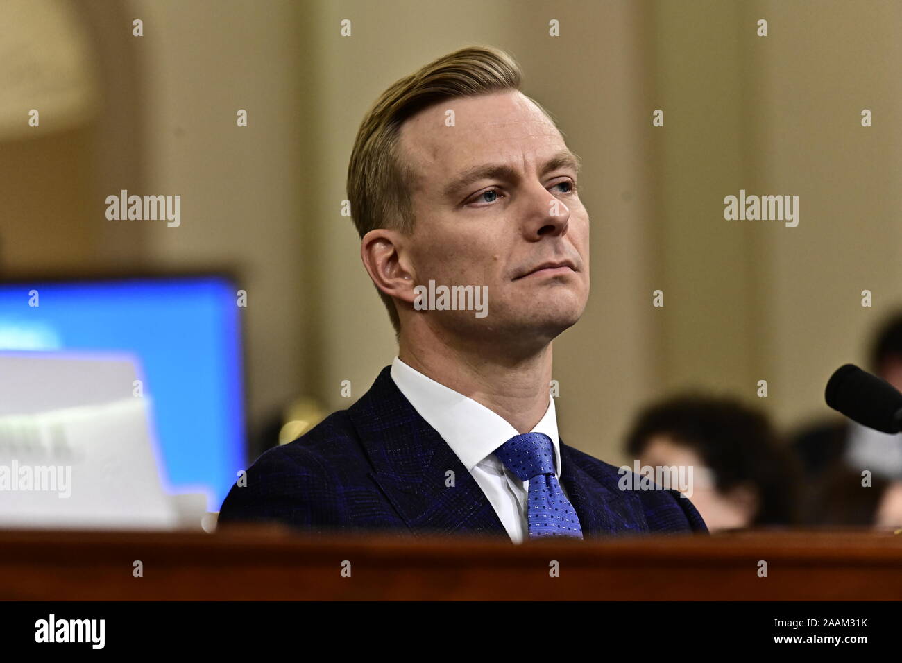 David A. Holmes, Conseiller Politique, Ambassade des États-Unis à Kiev, Ukraine, au nom de Département d'État, à l'écoute de l'allocution d'ouverture qu'il témoigne au cours de l'US House Permanent Select Committee on Intelligence audience publique qu'ils enquêter sur la destitution du président américain Donald J. Trump sur la colline du Capitole à Washington, DC le jeudi 21 novembre 2019.Crédit : Ron Sachs/CNP (restriction : NO New York ou le New Jersey Journaux ou journaux dans un rayon de 75 km de la ville de New York) dans le monde entier d'utilisation | Banque D'Images