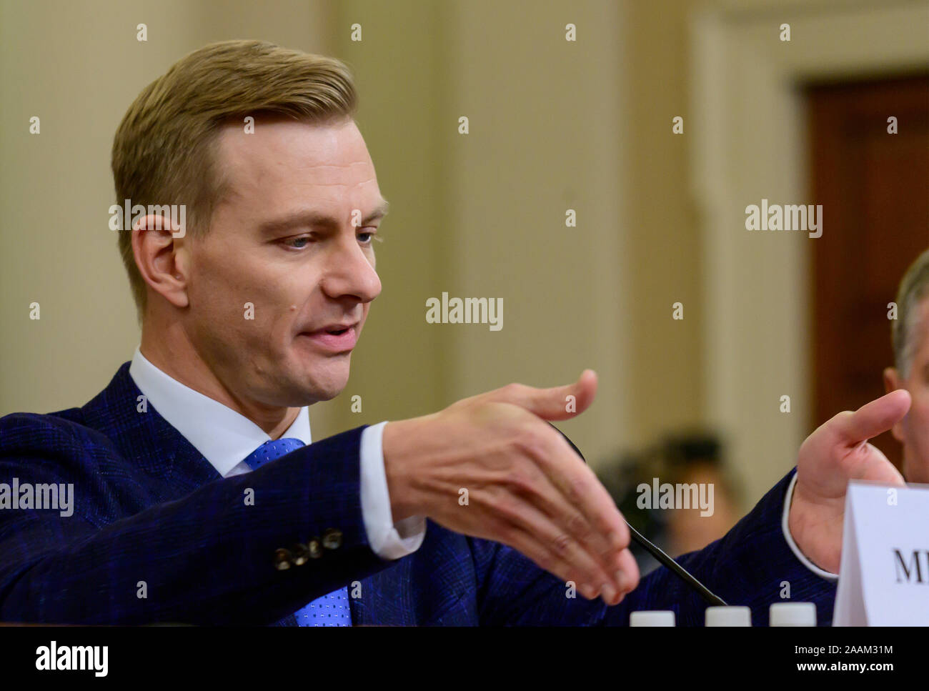 David A. Holmes, Conseiller Politique, Ambassade des États-Unis à Kiev, Ukraine, au nom de Département d'État, témoigne au cours de l'US House Permanent Select Committee on Intelligence audience publique qu'ils enquêter sur la destitution du président américain Donald J. Trump sur la colline du Capitole à Washington, DC le jeudi 21 novembre 2019.Crédit : Ron Sachs/CNP (restriction : NO New York ou le New Jersey Journaux ou journaux dans un rayon de 75 km de la ville de New York) dans le monde entier d'utilisation | Banque D'Images