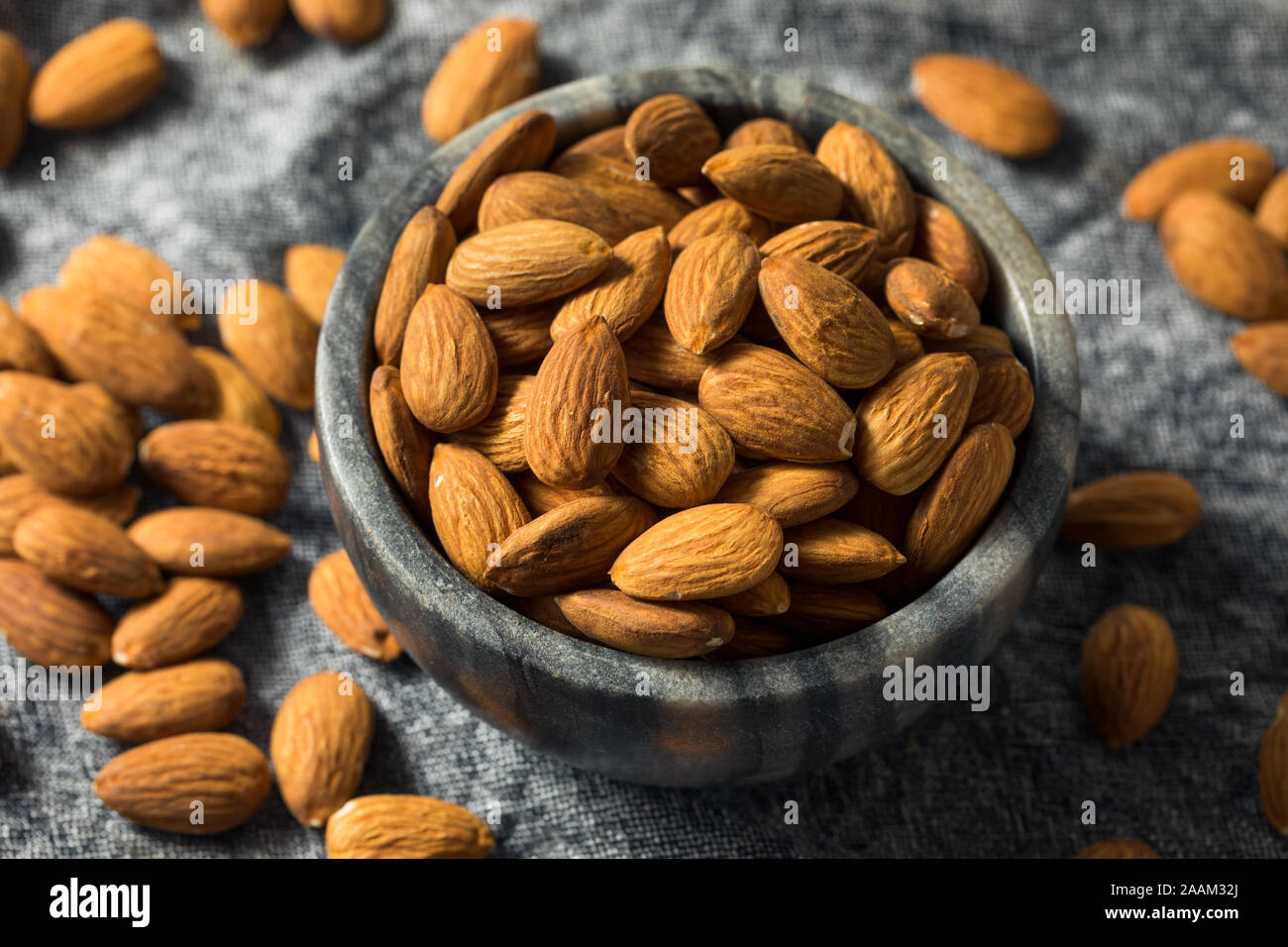 Les amandes biologiques crus prêt à dévorer. Banque D'Images