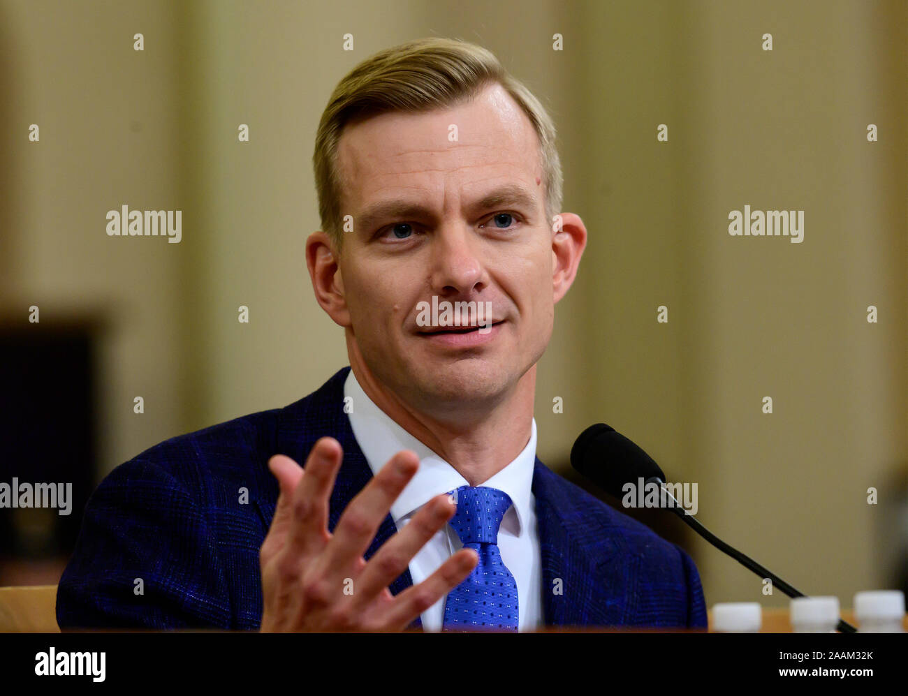 David A. Holmes, Conseiller Politique, Ambassade des États-Unis à Kiev, Ukraine, au nom de Département d'État, témoigne au cours de l'US House Permanent Select Committee on Intelligence audience publique qu'ils enquêter sur la destitution du président américain Donald J. Trump sur la colline du Capitole à Washington, DC le jeudi 21 novembre 2019.Crédit : Ron Sachs/CNP (restriction : NO New York ou le New Jersey Journaux ou journaux dans un rayon de 75 km de la ville de New York) dans le monde entier d'utilisation | Banque D'Images