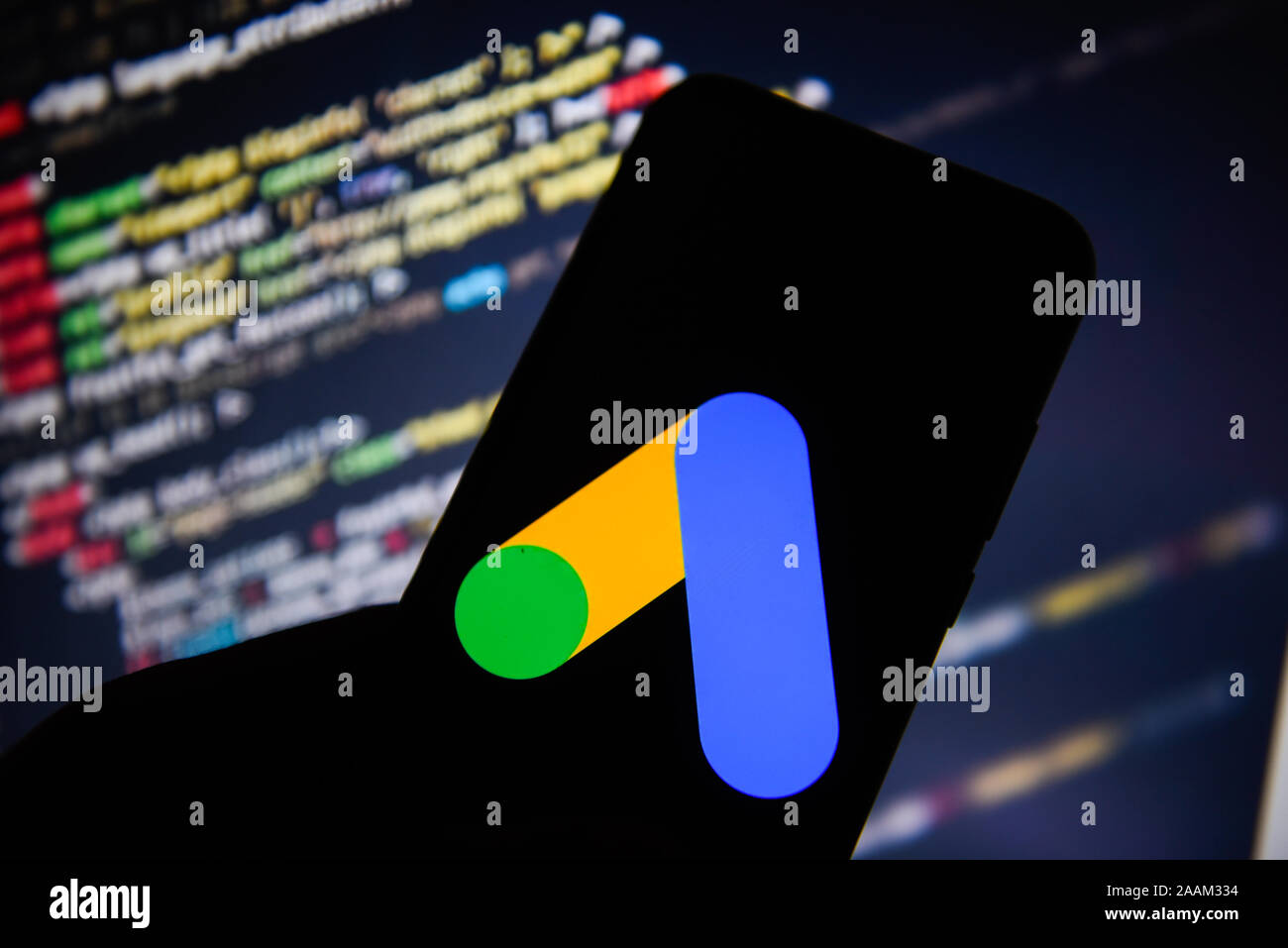 Sur cette photo, l'illustration a vu le logo Google annonces affichées sur un smartphone. Banque D'Images