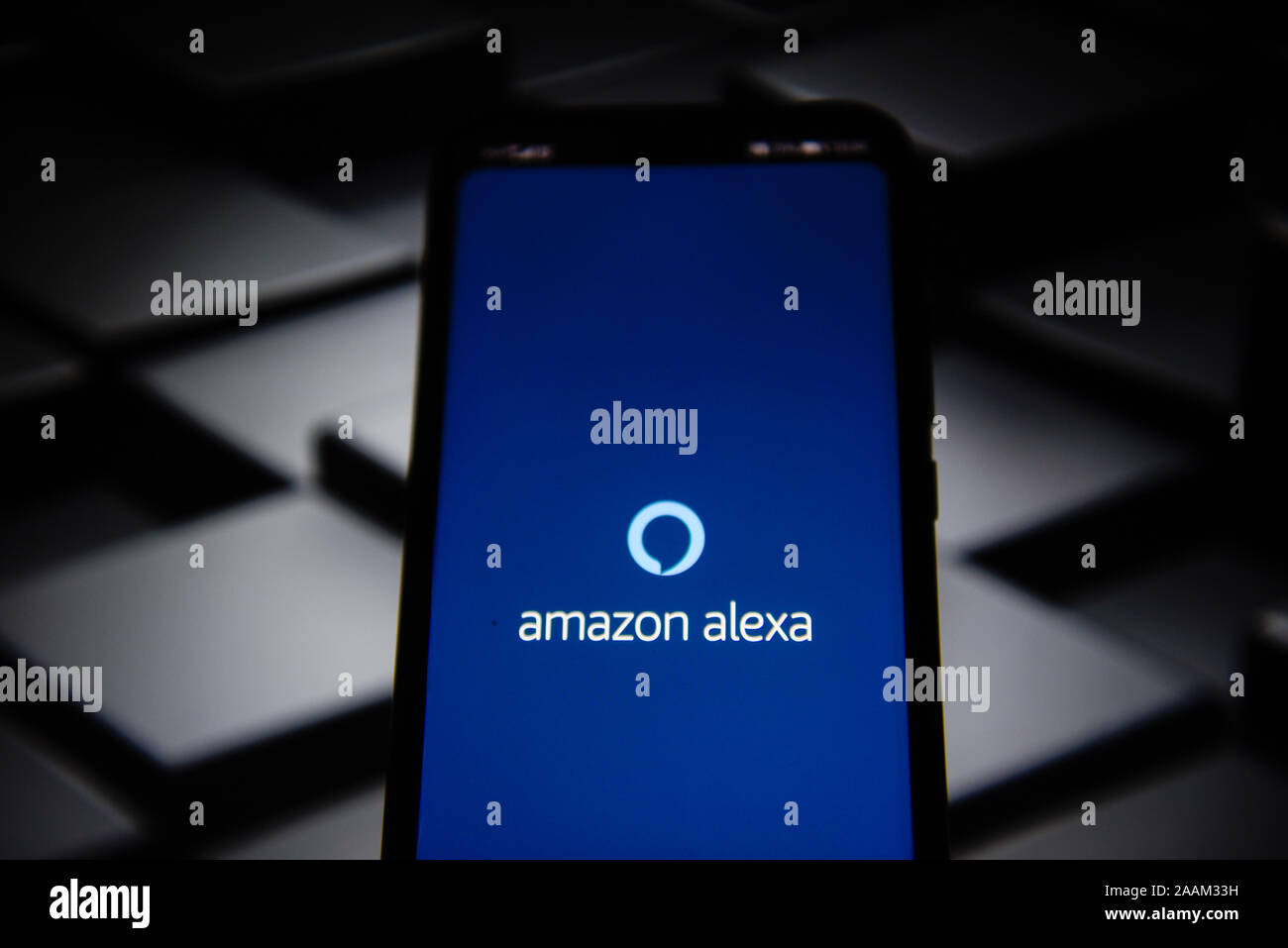 Sur cette photo, l'illustration a Amazon app Alexa vu affichée sur un smartphone. Banque D'Images