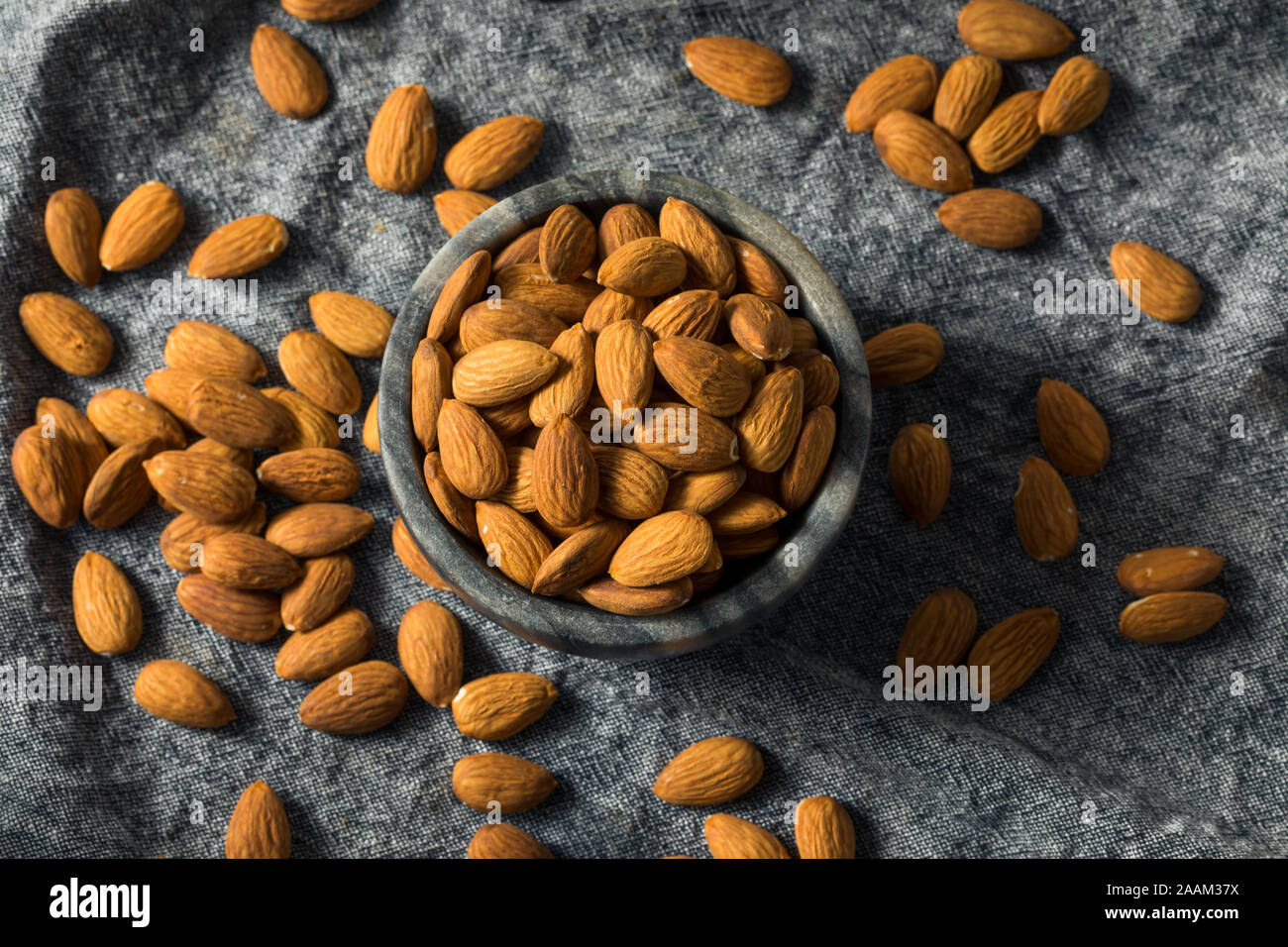 Les amandes biologiques crus prêt à dévorer. Banque D'Images