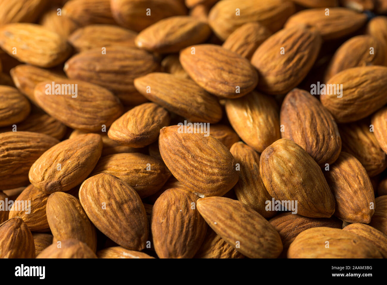 Les amandes biologiques crus prêt à dévorer. Banque D'Images