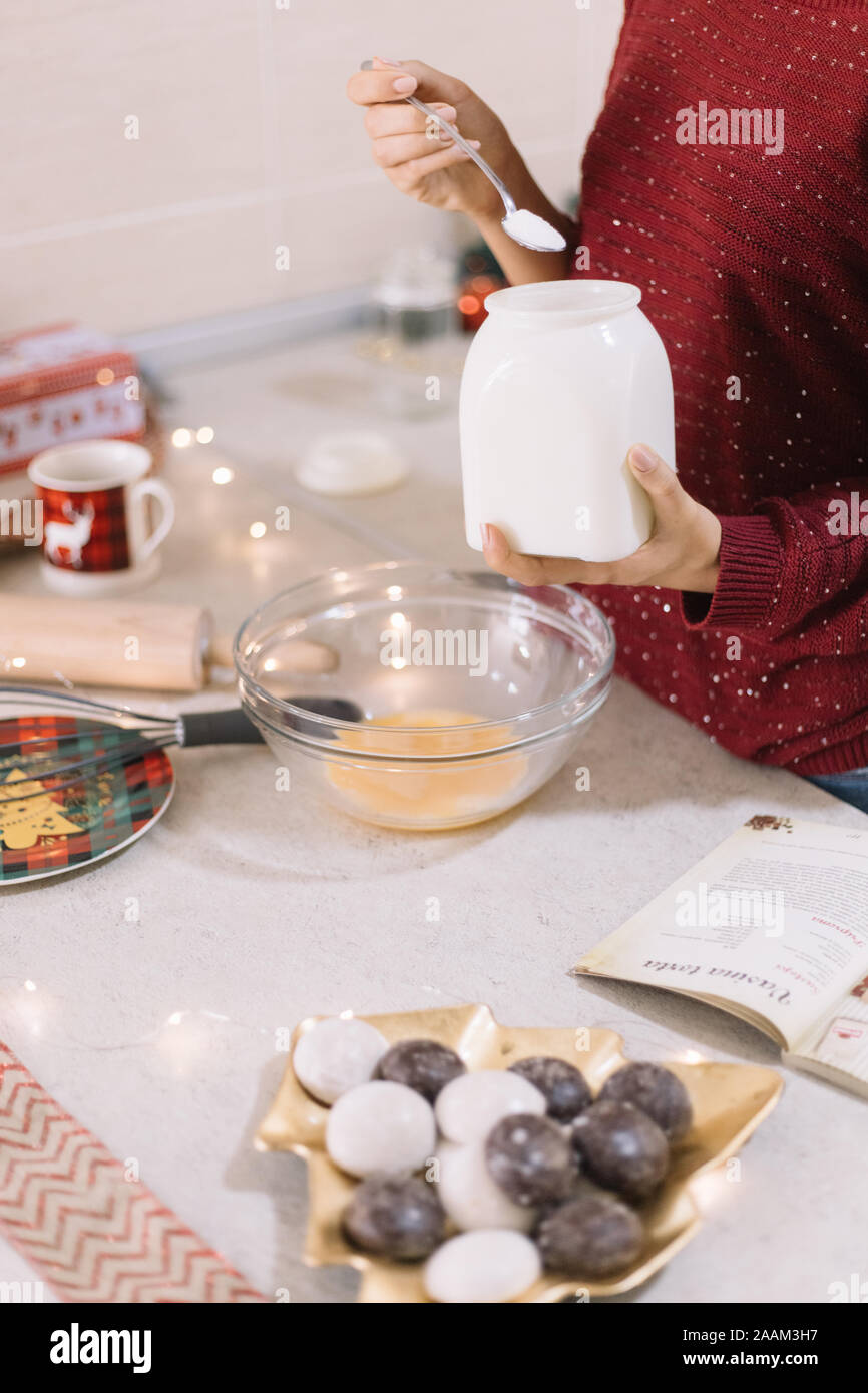 Female hands holding white pot de farine Banque D'Images