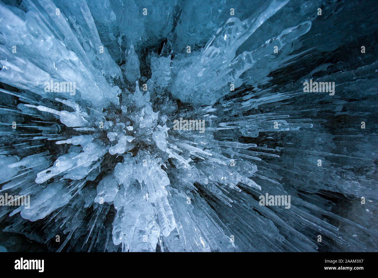 Arrière-plan de la texture naturelle. Stalactites de glace de glace transparente. Banque D'Images