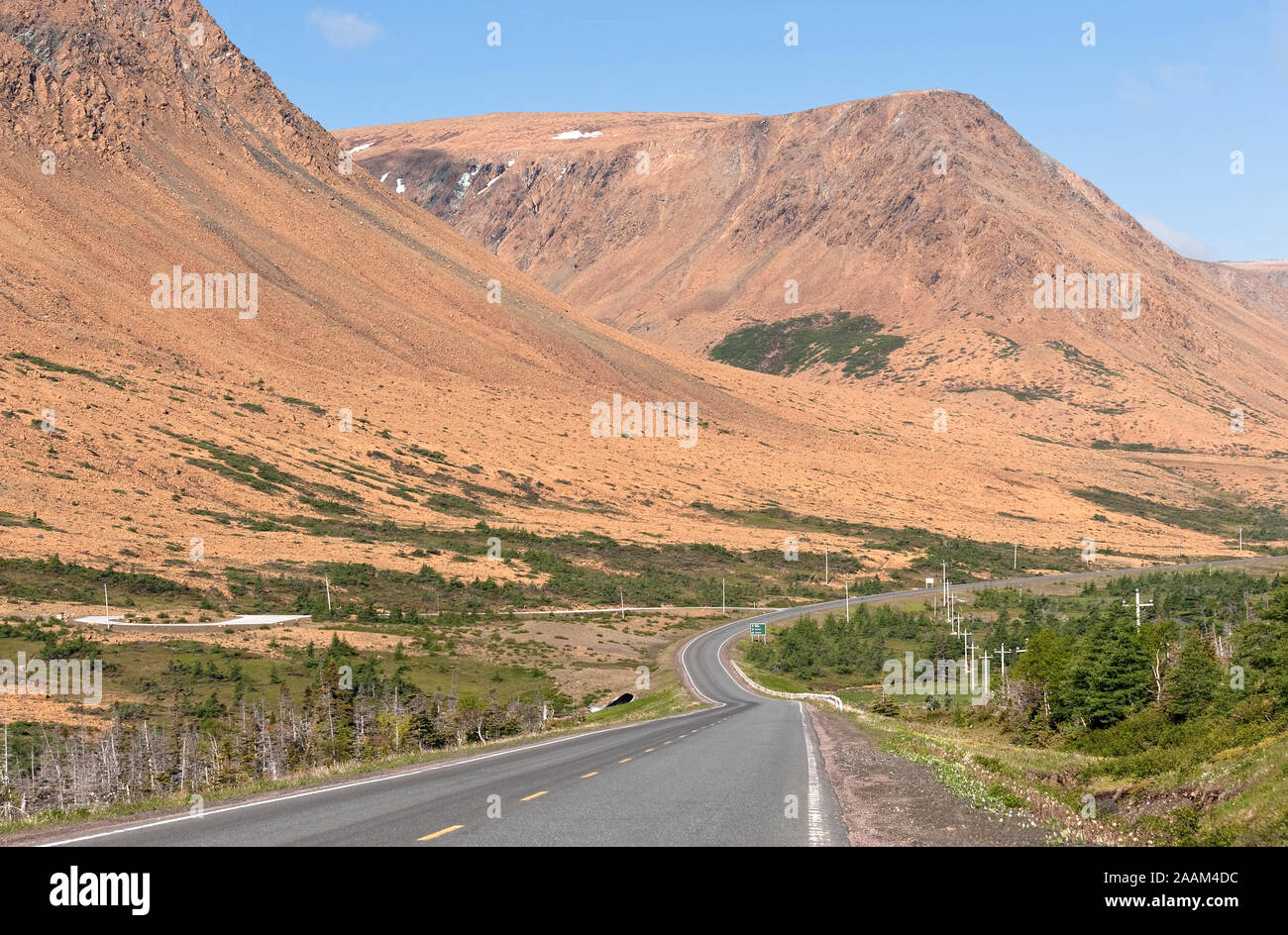 L'autoroute à deux voies le long des courbes de la toundra dans les hauts plateaux des monts Long Range, NL, Canada Banque D'Images