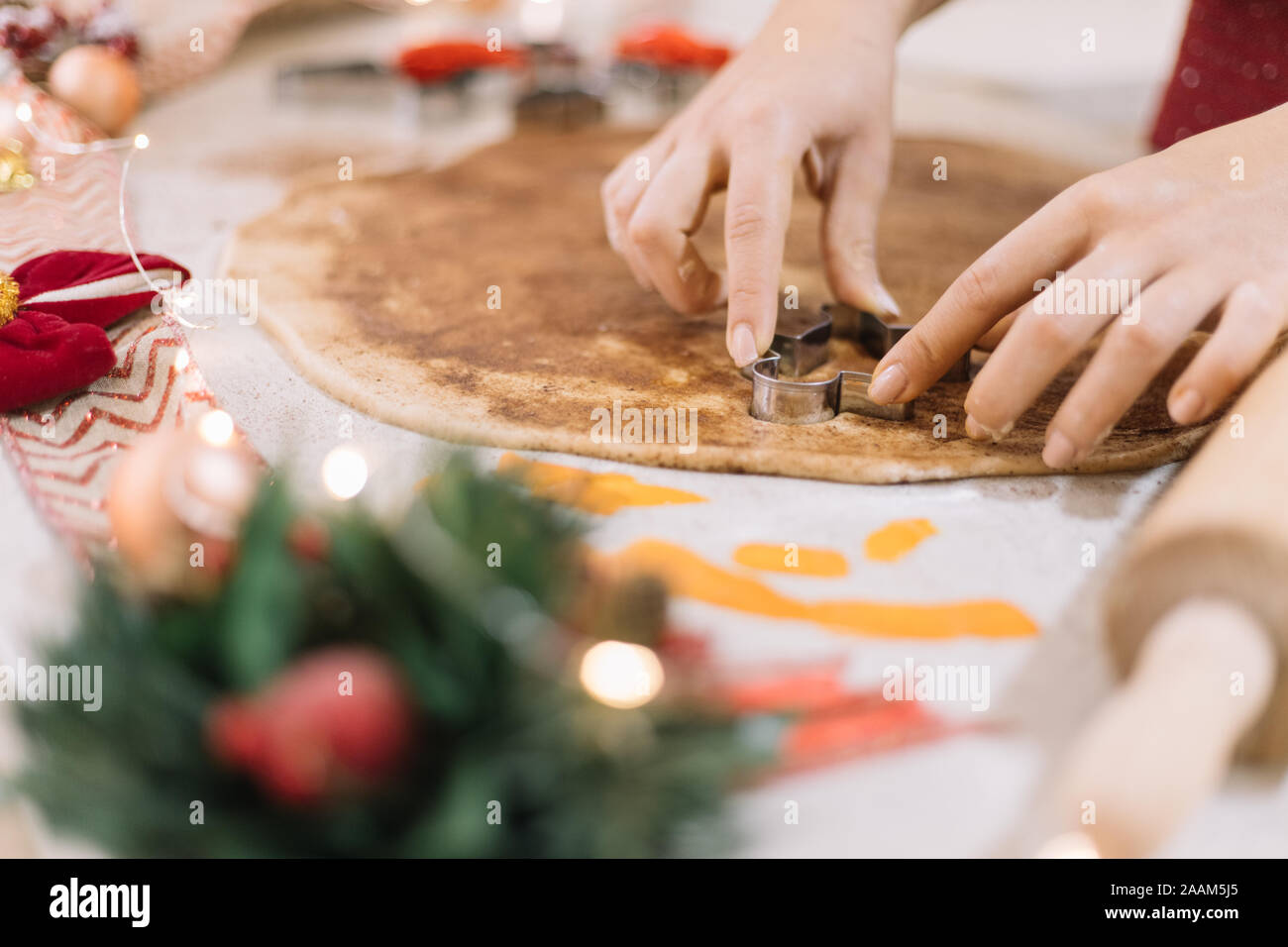 Dame façonner l'homme de Noël des biscuits dans la pâte. Banque D'Images