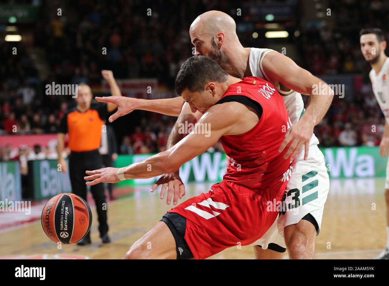 Munich, Allemagne. 22 Nov, 2019. firo : 22.11.2019, basket-ball, saison 2019/2020, de l'EuroLeague, 10e journée, le FC Bayern Basketball - Panathinaikos Athènes, Vladimir Lucic, FC Bayern Basket-ball, La FCBB, Bayern, basket-ball, Munich, Munich, Nick Calathes, Panathinaikos Athènes, Athènes, Panathinaikos, la moitié de la figure, les duels, l'utilisation de crédit dans le monde entier | : dpa/Alamy Live News Banque D'Images