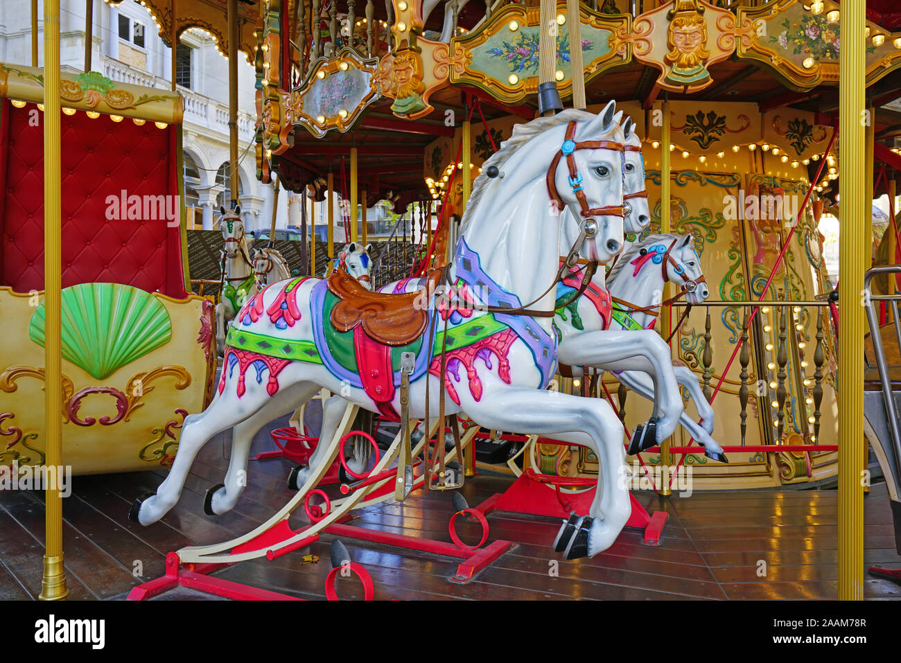 AVIGNON, FRANCE -12 nov 2019- Vue d'un vieux manège de chevaux de bois du carrousel à Avignon, Vaucluse, Provence, France. Banque D'Images