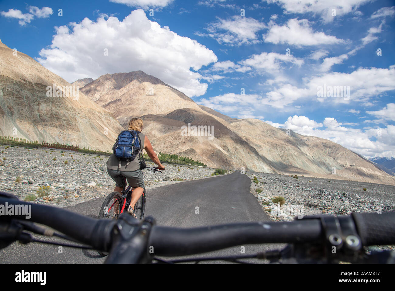 Cycliste à l'Himalaya au Ladakh, Inde Banque D'Images