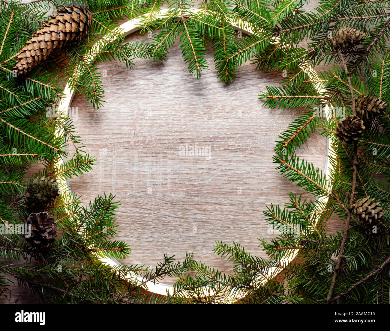 Ronde de Noël cadre fabriqué par neon et choses d'hiver sur fond de bois. Banque D'Images