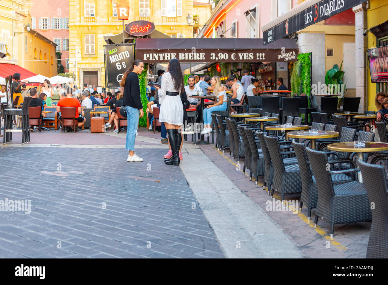 Les jeunes se rassemblent à la vieille ville Cours Saleya à Nice, France comme diners savourer un dîner rapide sur la côte d'Azur. Banque D'Images