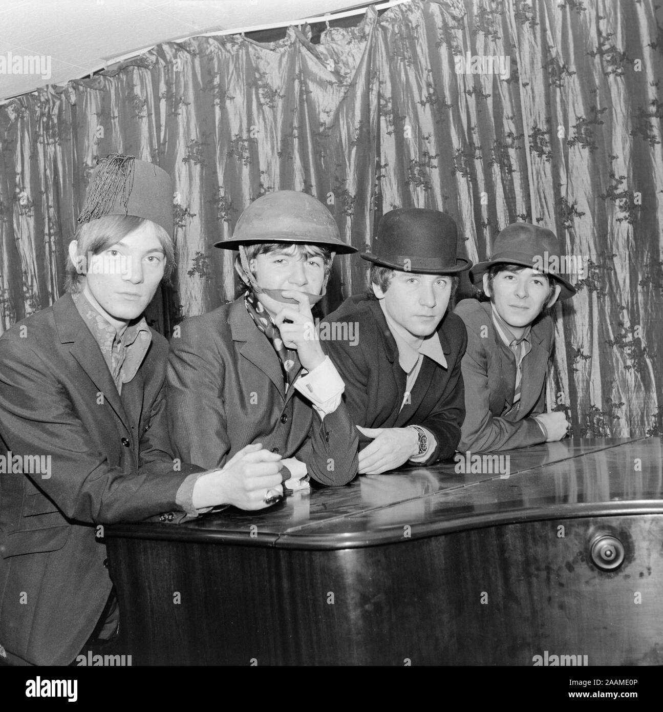 2e février 1967. Le groupe pop anglais The Small Faces recueillir un prix. Membres : Steve Marriott, Ronnie Lane, Kenney Jones, et Ian McLagan. Banque D'Images