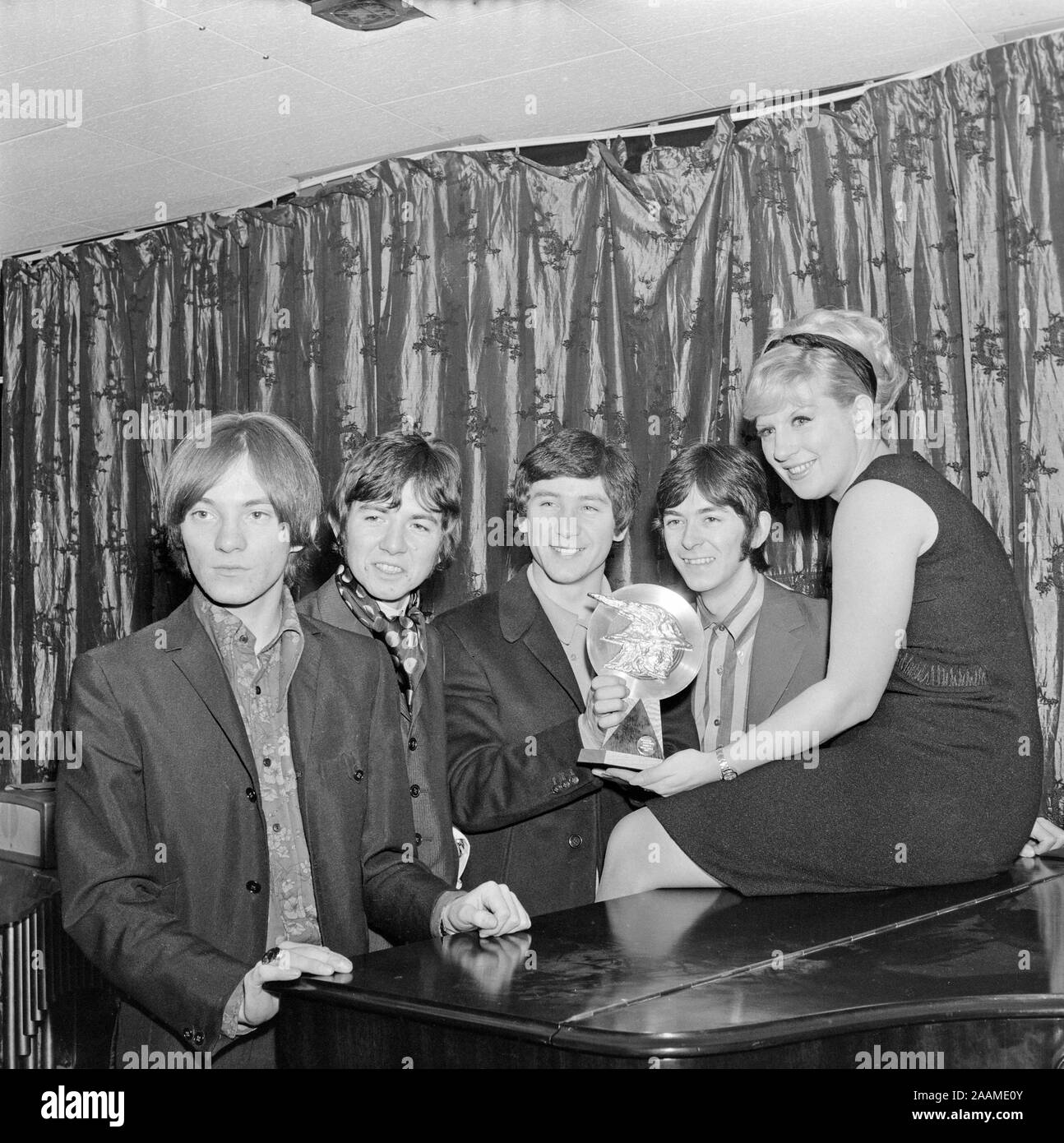 2e février 1967. Le groupe pop anglais The Small Faces recueillir un prix. Membres : Steve Marriott, Ronnie Lane, Kenney Jones, et Ian McLagan. Banque D'Images