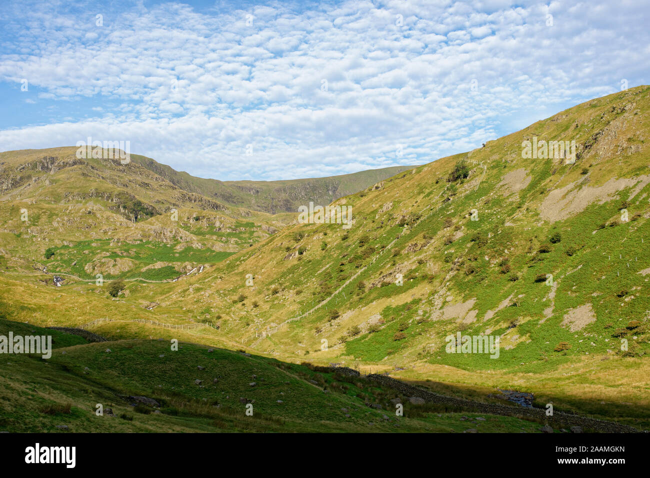 Bell & Mauvais Mardale Crag pilote (à gauche), Rugueux Crag (droite) High Street (centre haut) de près de Tête Mardale parking, Haweswater, Cumbria Banque D'Images