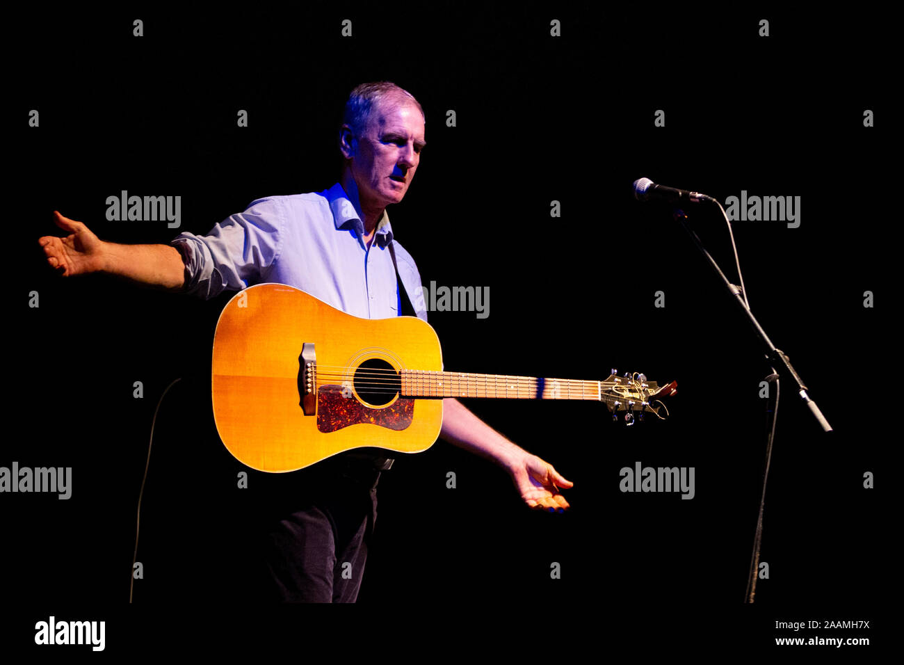 Australian auteur-compositeur-interprète, guitariste et critique musical, Robert Forster, est vu en live à Passos Manuel à Porto, Portugal. Banque D'Images
