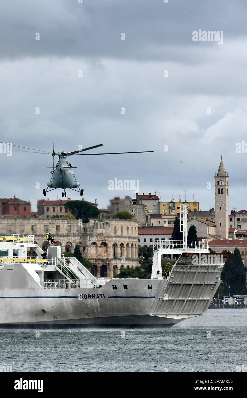 Pula, Croatie. 22 Nov 2019. Un hélicoptère est vu lors d'une lutte anti-incendie et anti-pollution, exercice au large du nord de l'Adriatique ville de Pula, Croatie, du 22 novembre 2019. Pompiers de la Croatie, la Slovénie et l'Italie ont participé à l'exercice, qui a été réalisée après deux ans de formation commune dans le cadre du projet d'intervention en cas d'incident maritime Adriatique Du nord (Groupe NAMIRG). (Dusko Marusic/Pixsell via Xinhua) Credit : Xinhua/Alamy Live News Banque D'Images