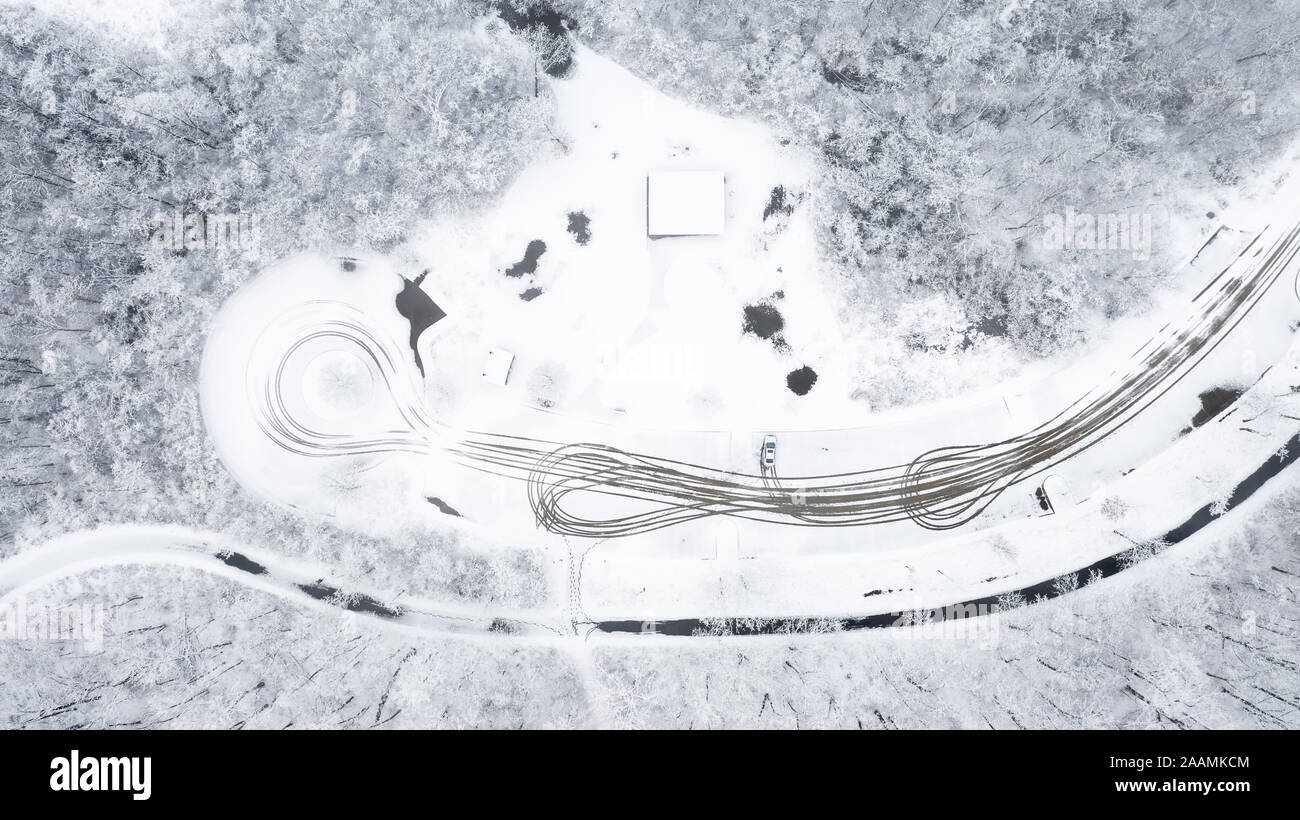 Un bourdon / Vue aérienne d'une route couverte de neige et de glace. Lignes ont creusé par les voitures roulant à travers. Banque D'Images