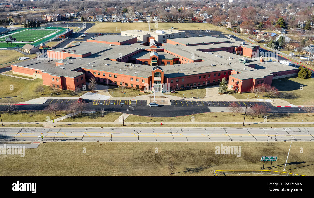 Drone / Vue aérienne de Plainfield Central High School, une école publique qui a été touchée par une tornade meurtrière en 1990 et avait besoin d'être reconstruit. Banque D'Images