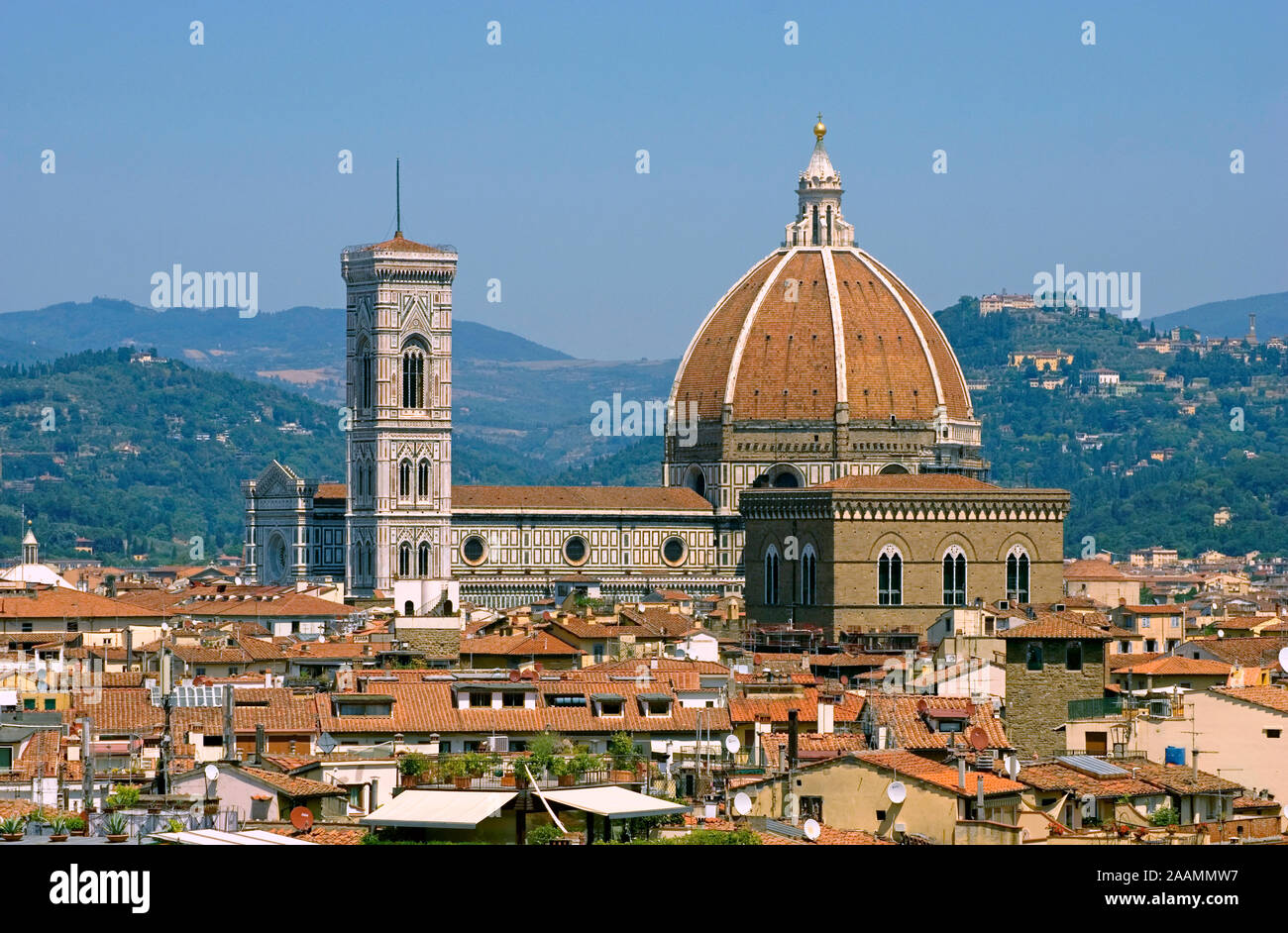 Toits de Florence avec la coupole du Duomo Banque D'Images