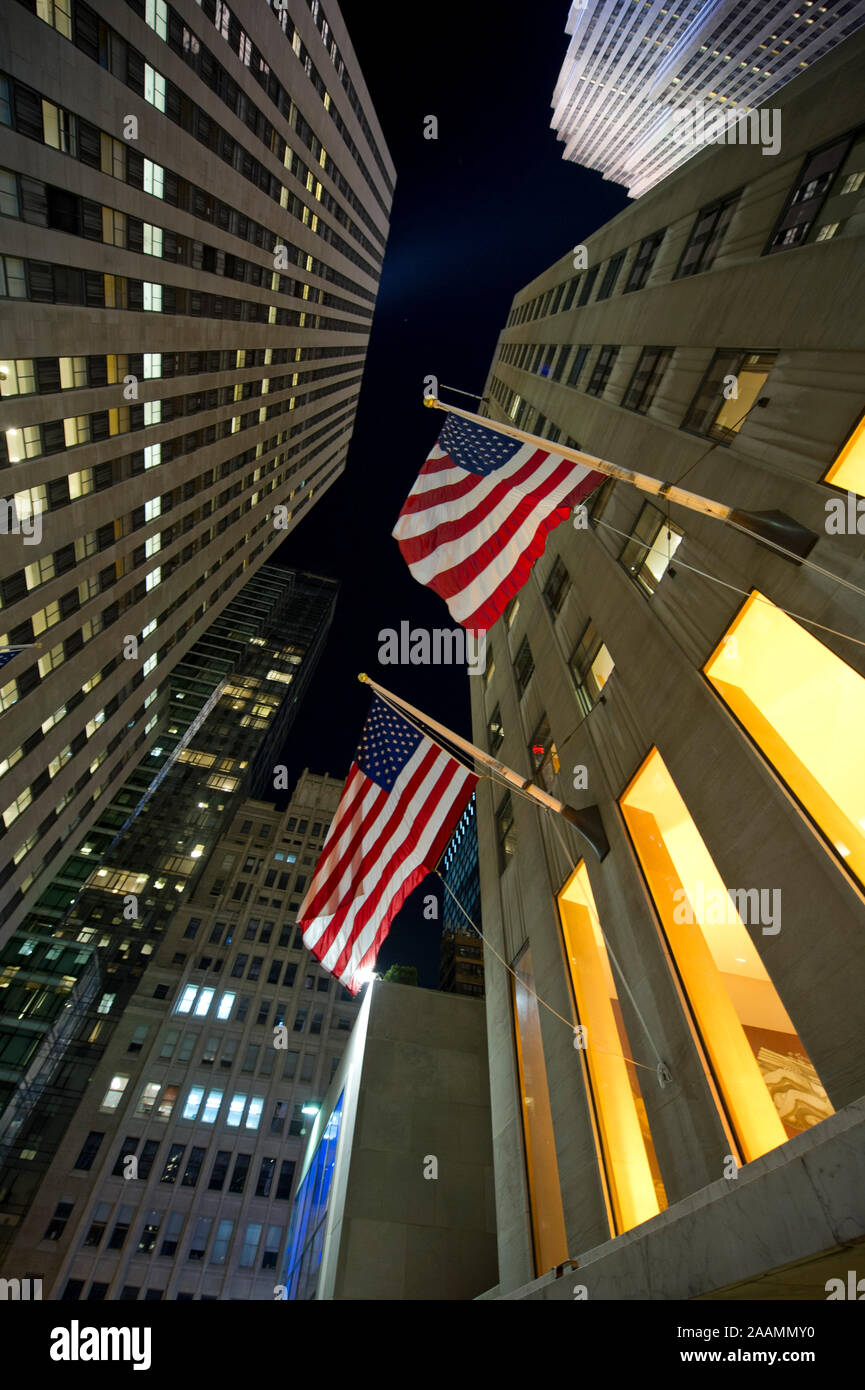 Brandissant des drapeaux américains sur les gratte-ciel du Rockefeller Center à New York City Banque D'Images