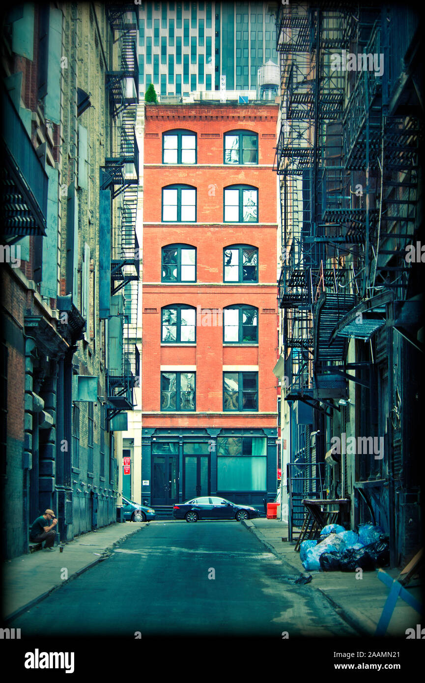 Street à SoHo de New York City avec un escalier de secours escalier de fer sur les façades des bâtiments. Banque D'Images