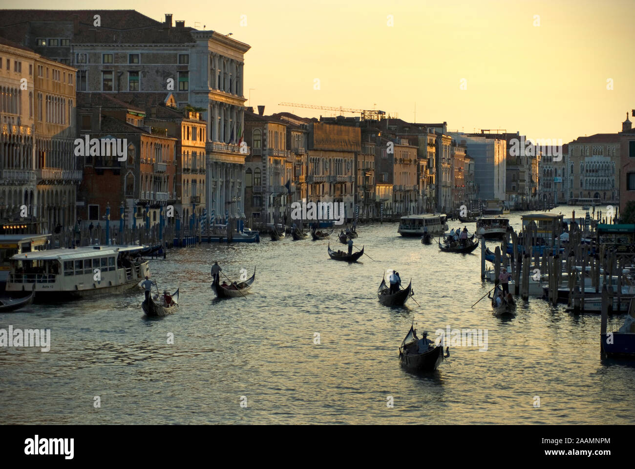 Les touristes les gondoles sur le Grand Canal à Venise. Vue du pont du Rialto. Banque D'Images