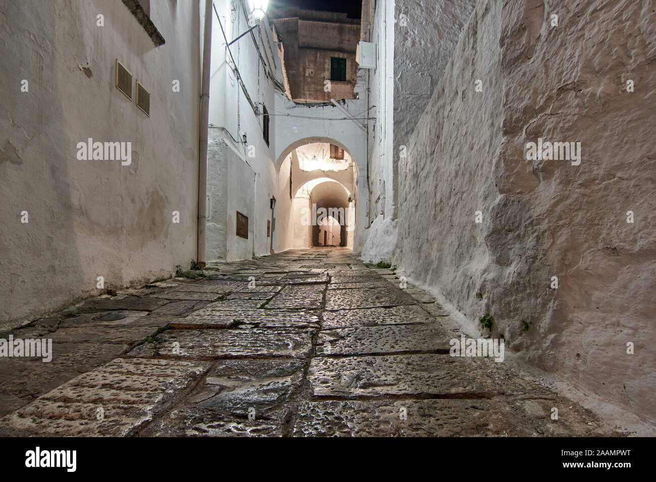 Vieilles rues de la vieille ville pittoresque de nuit Ostuni Puglia Italie. Banque D'Images