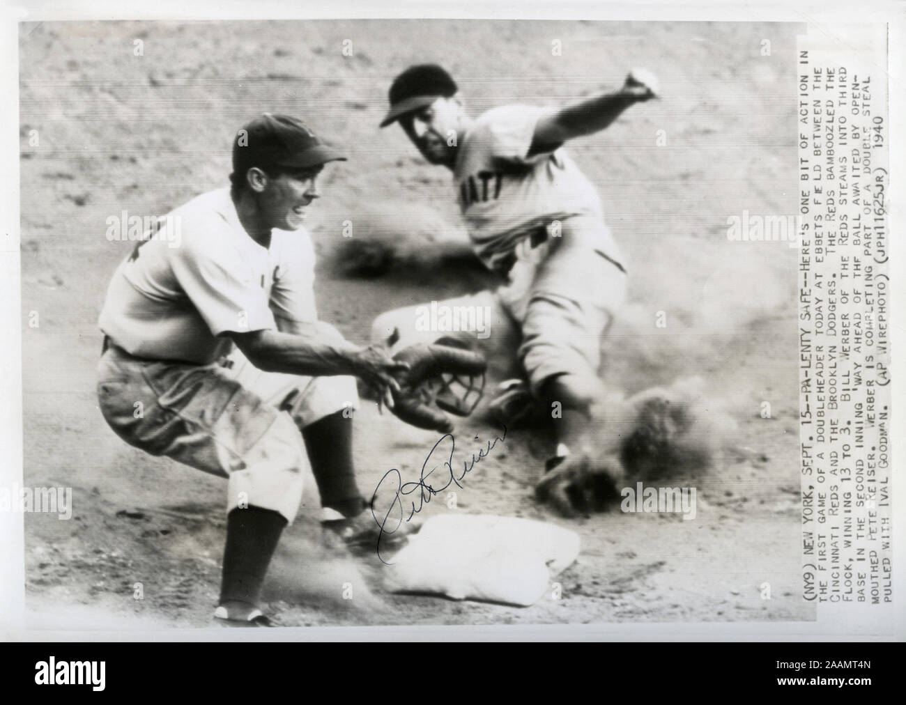 AP autographiée bélinographe de joueur Dodgers de Brooklyn Pete Reiser prenant un jet dans l'infield tandis qu'un runner glisse dans la base vers 1940. Banque D'Images