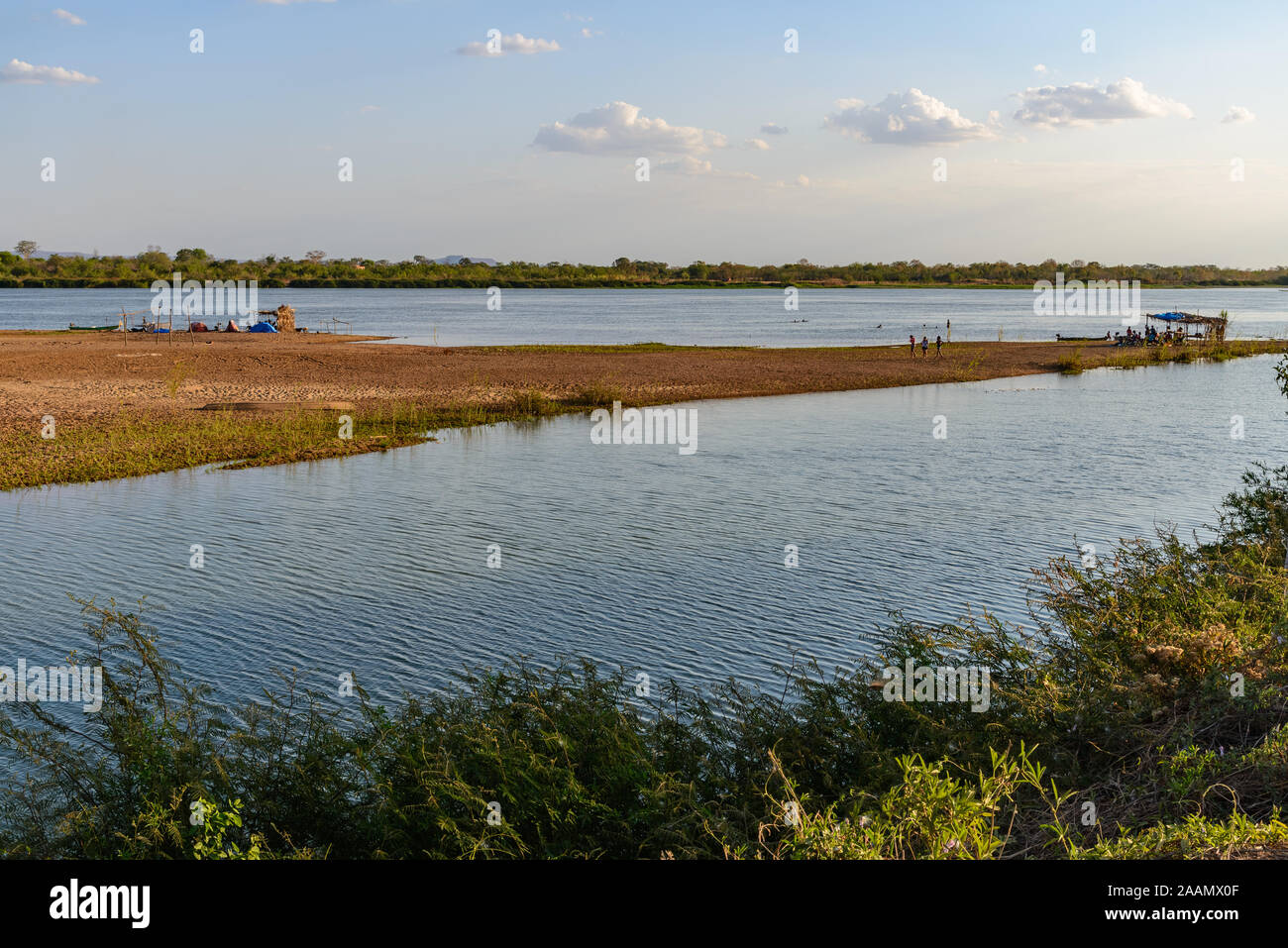 Camp de pêche mis en place sur la barre de sable d'une rivière. Bahia, Brésil, Amérique du Sud. Banque D'Images