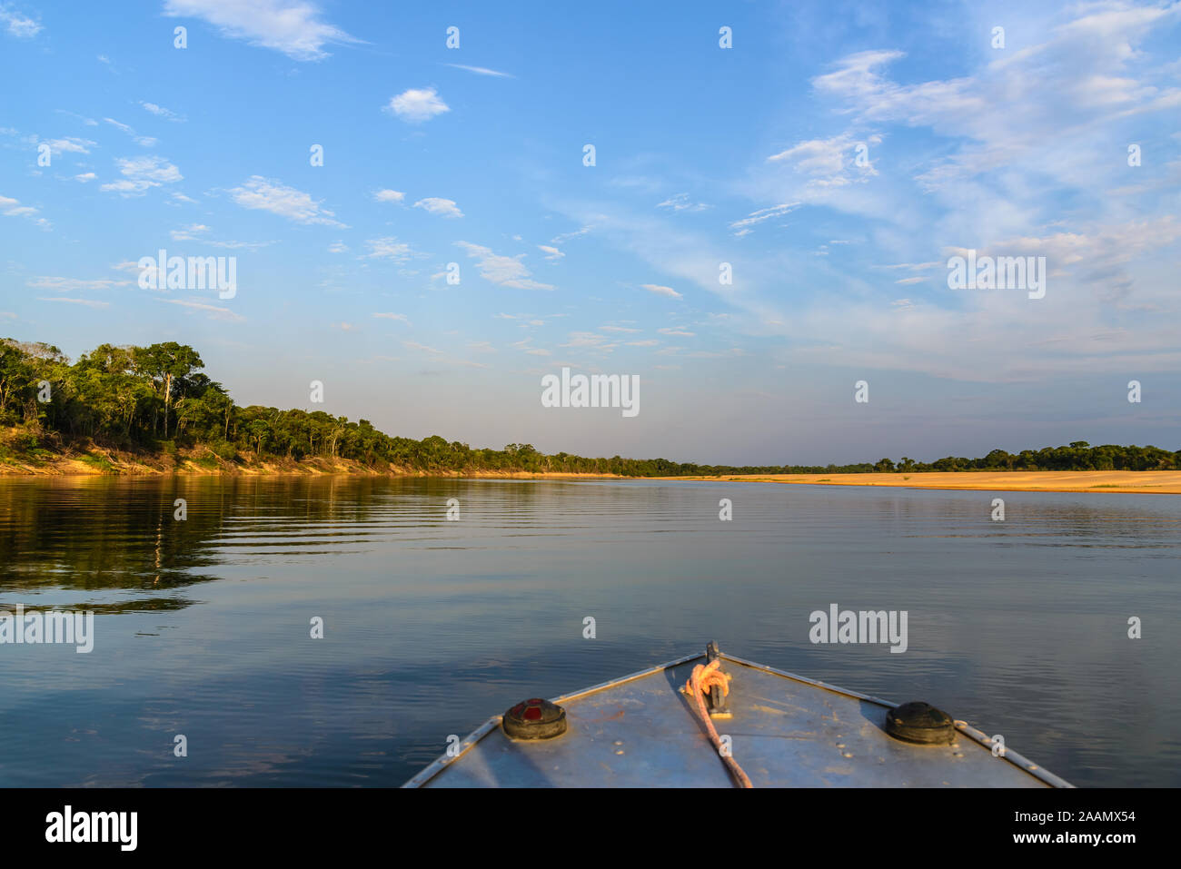 Vue depuis un bateau de Rio Araguaia, un affluent important du bassin de l'Amazone. Tocantins, au Brésil, en Amérique du Sud. Banque D'Images