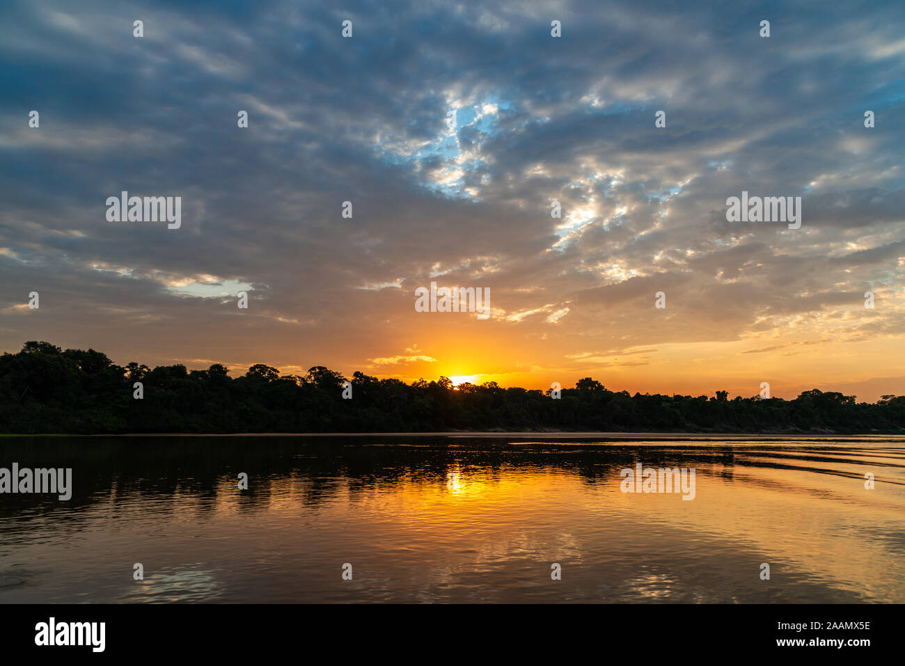 Coucher de soleil sur Rio Araguaia, un affluent important du bassin de l'Amazone. Tocantins, au Brésil, en Amérique du Sud. Banque D'Images