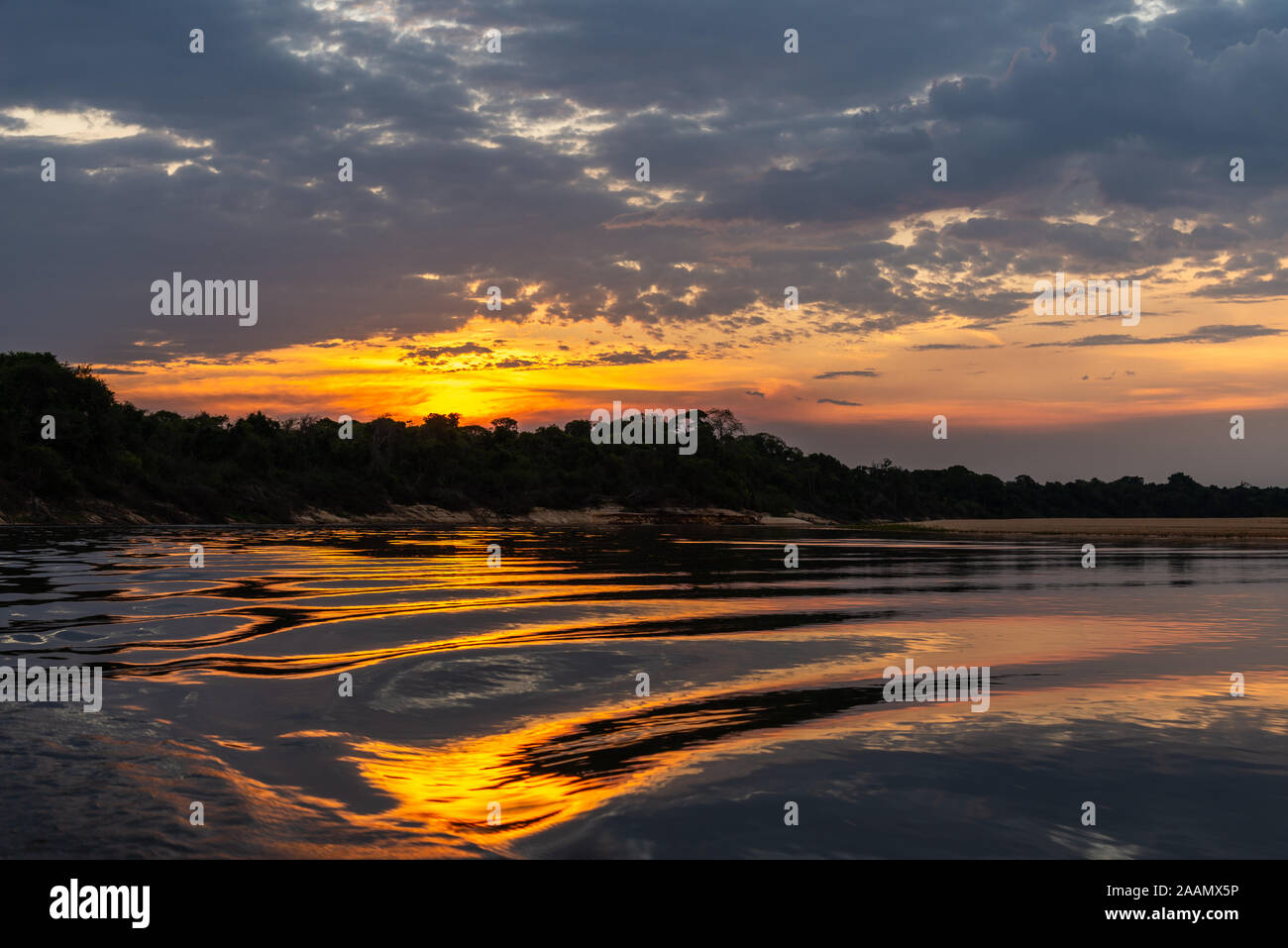 Coucher de soleil sur Rio Araguaia, un affluent important du bassin de l'Amazone. Tocantins, au Brésil, en Amérique du Sud. Banque D'Images