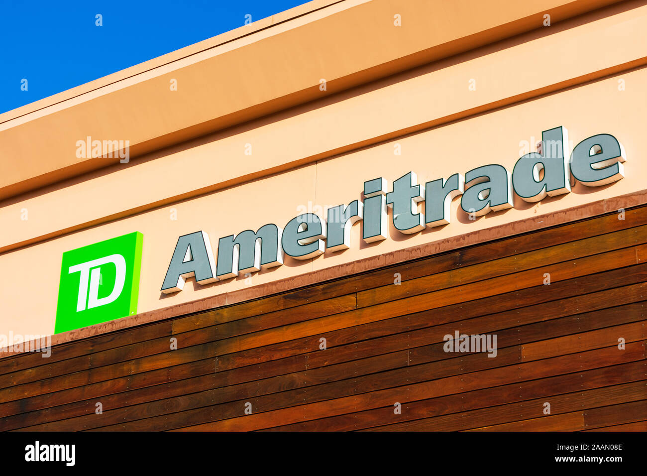 TD Ameritrade signe. TD Ameritrade est un courtier qui propose une plate-forme de négociation électronique pour l'échange d'actifs financiers Banque D'Images